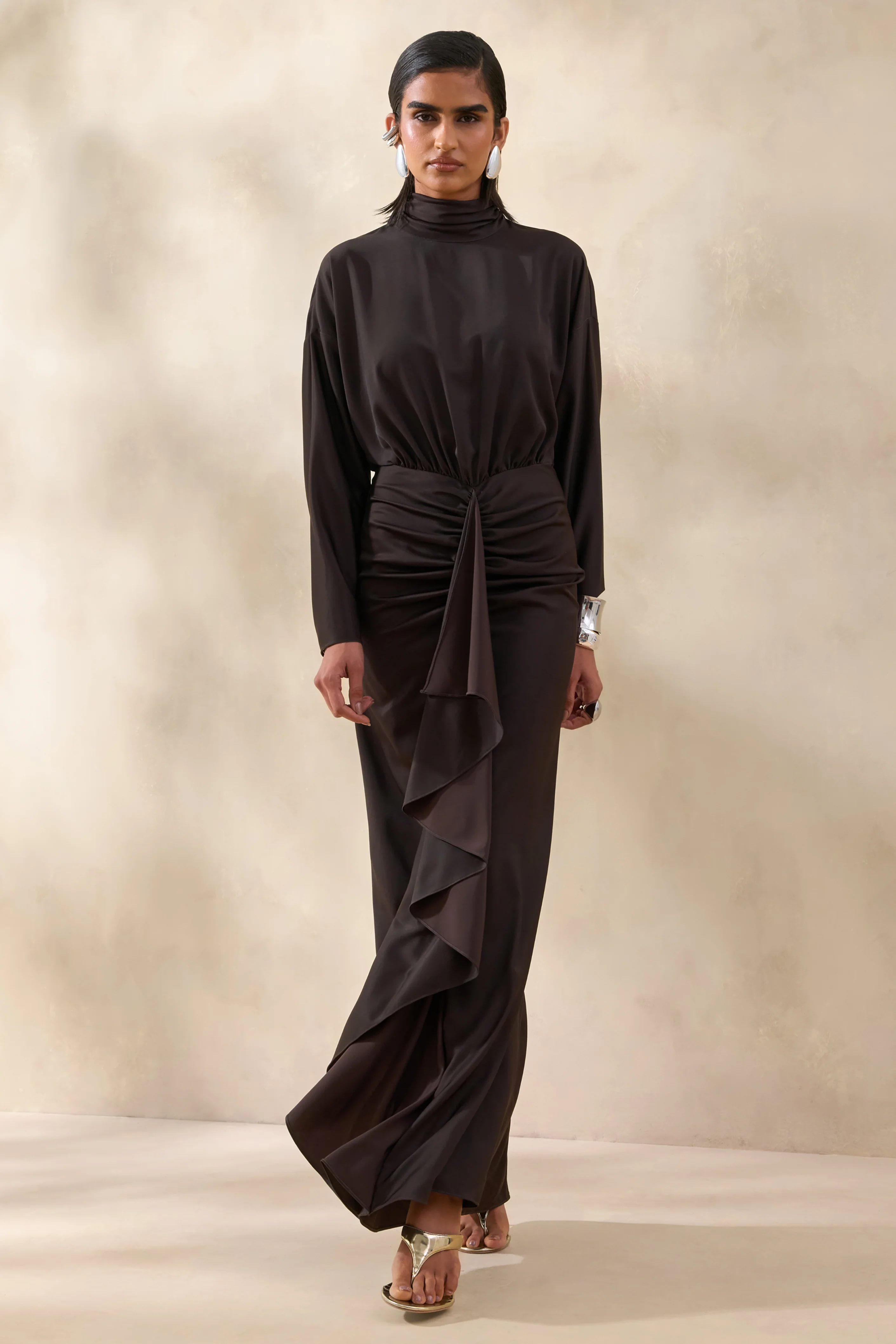 Perla | Donkerbruine Hoge Hals Maxi Jurk Met Geplooide details - Image 3