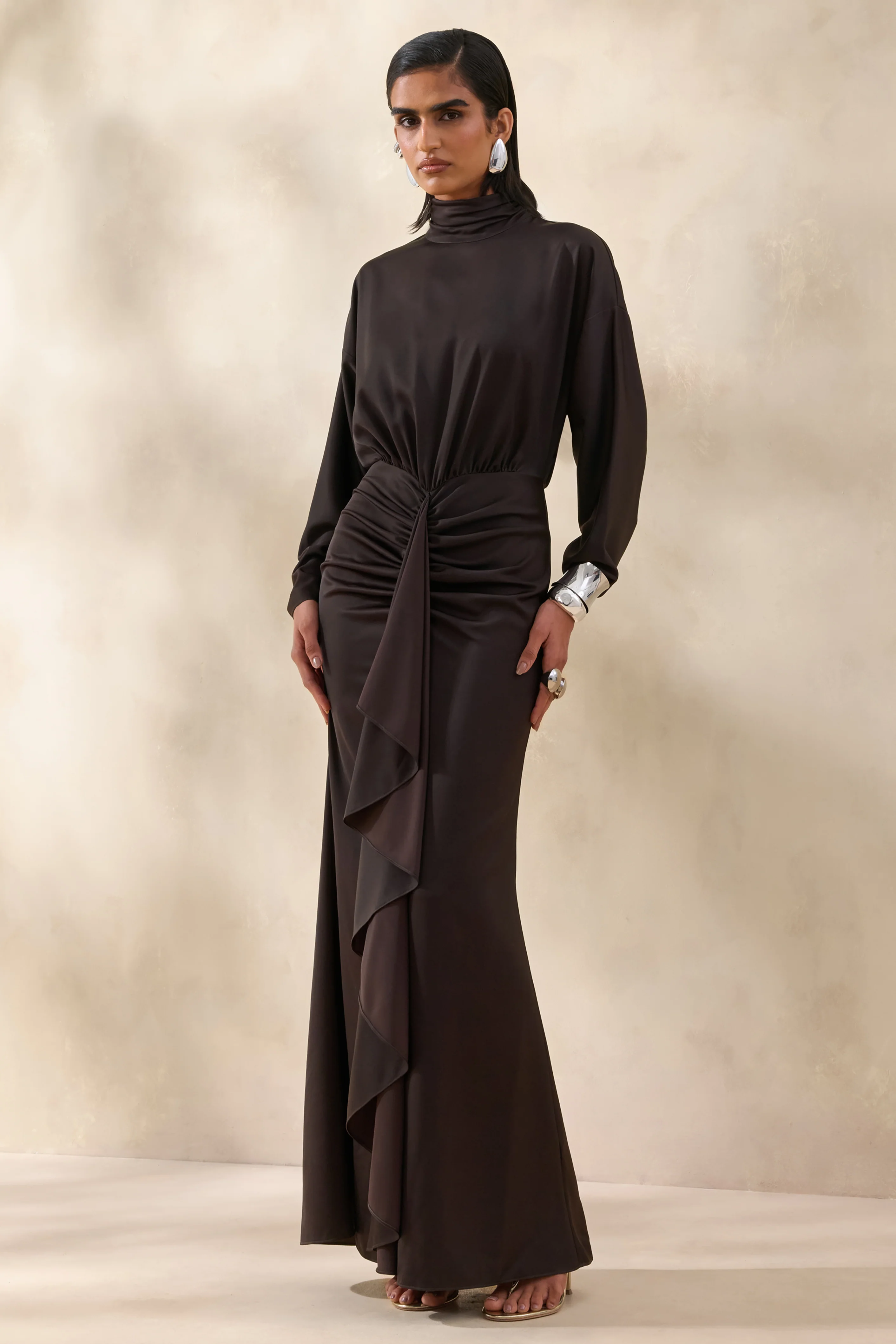Perla | Donkerbruine Hoge Hals Maxi Jurk Met Geplooide details - Image 5