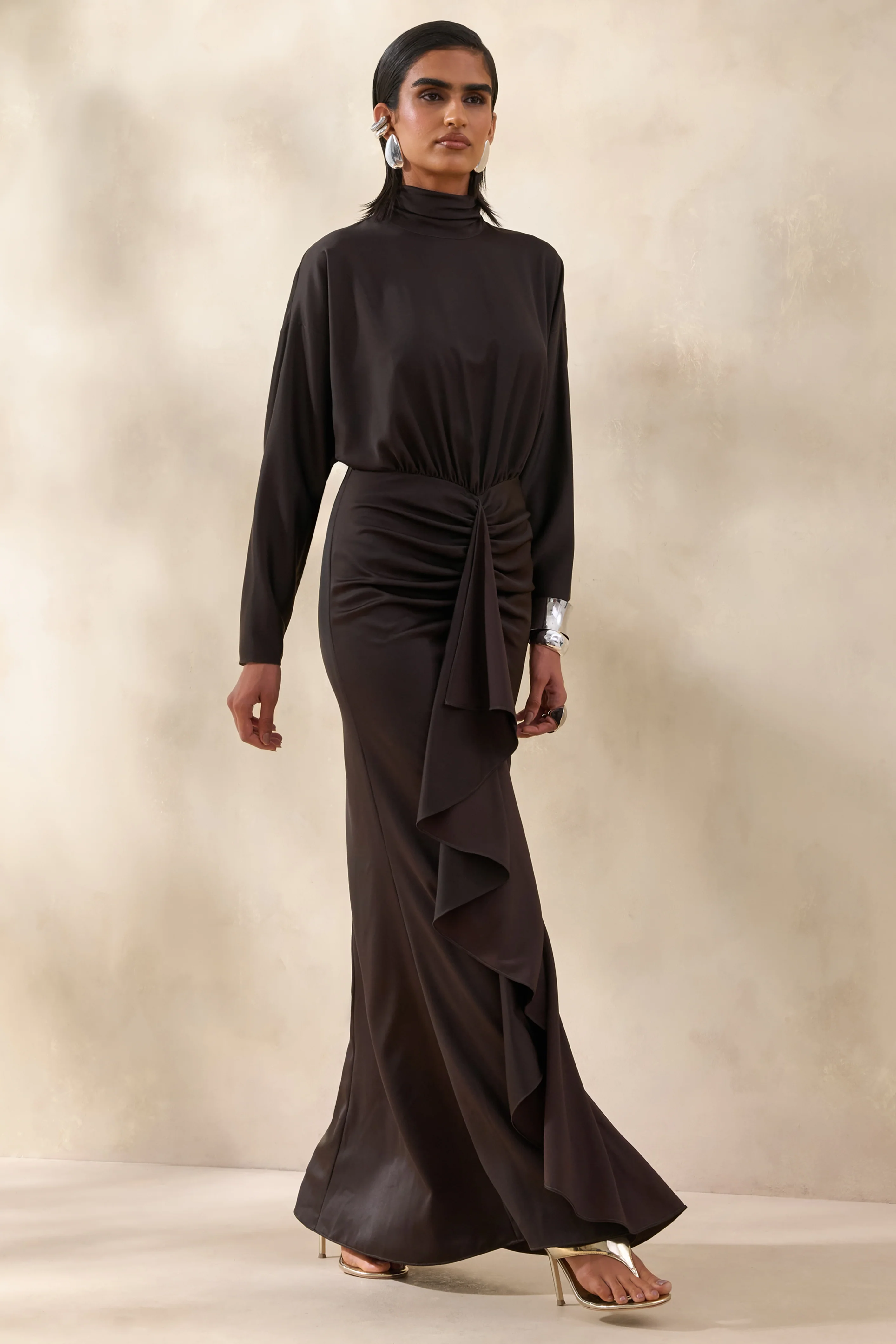 Perla | Donkerbruine Hoge Hals Maxi Jurk Met Geplooide details - Image 6
