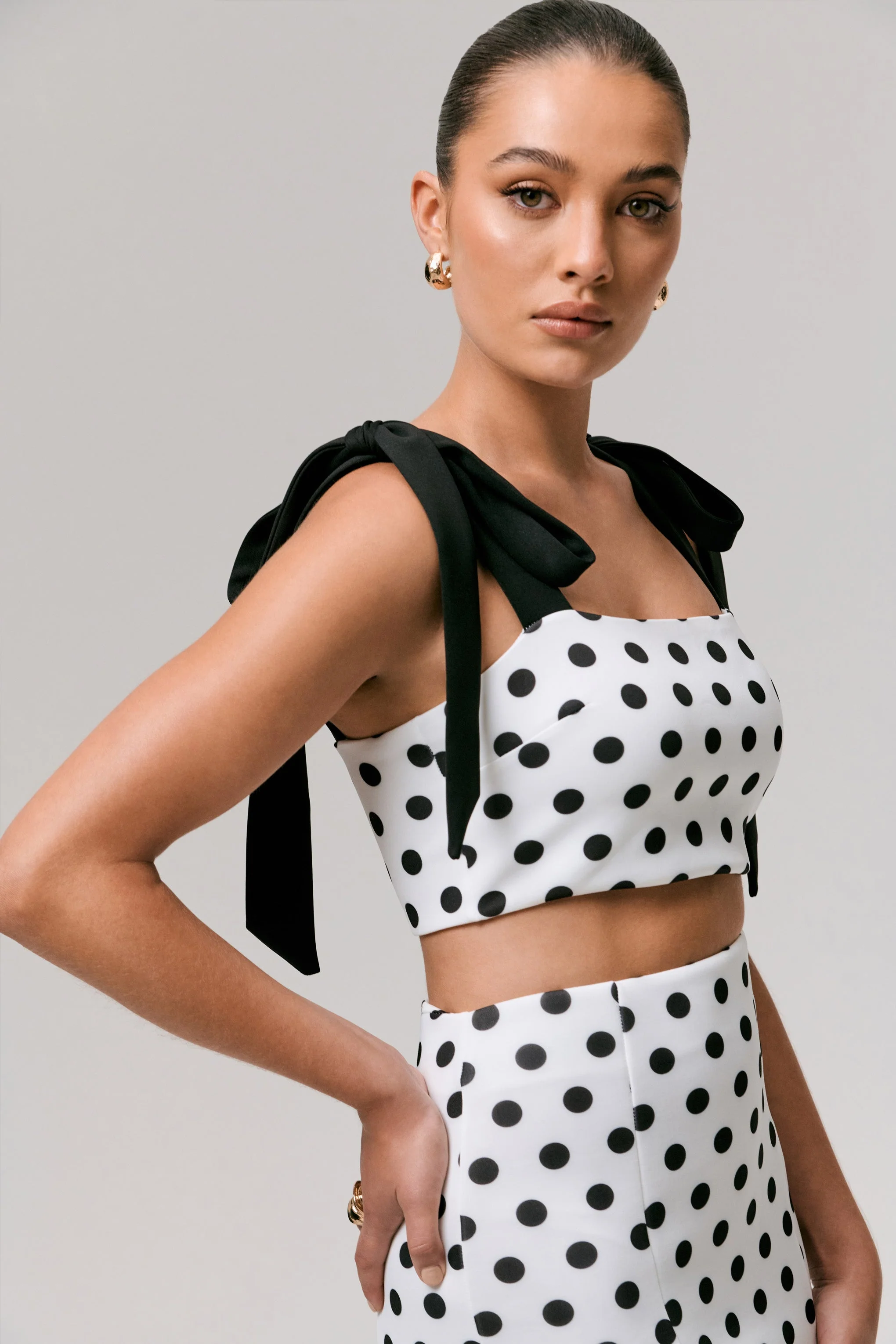 Phoebe | Zwart-Witte Stippen printen Crop Top Met Strikbandjes - Image 3
