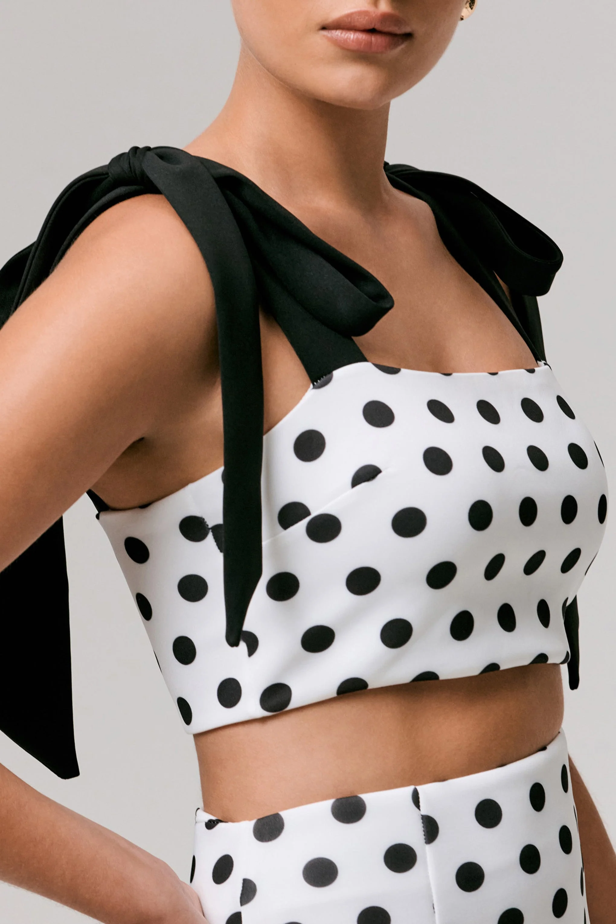 Phoebe | Zwart-Witte Stippen printen Crop Top Met Strikbandjes - Image 4