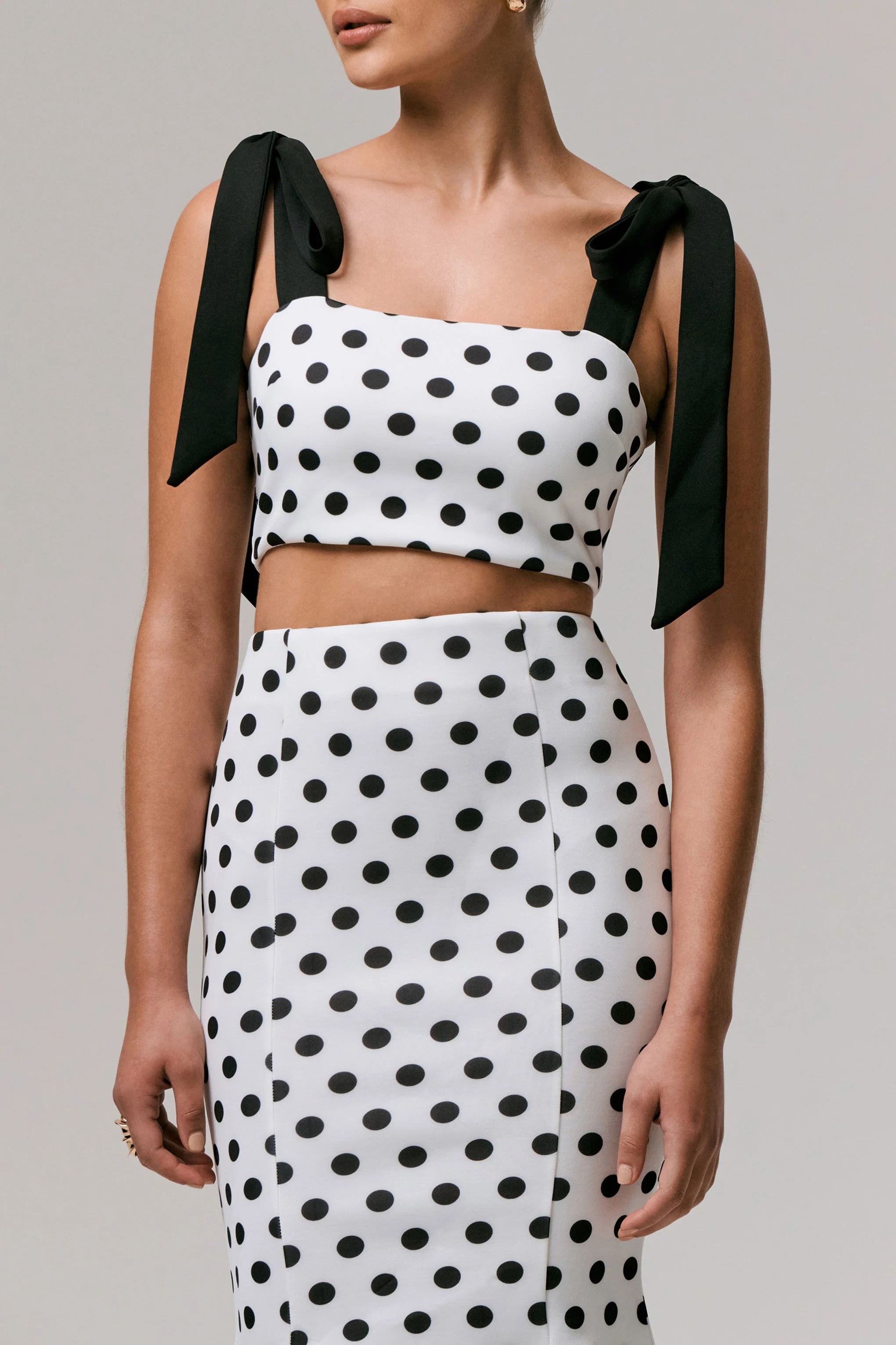Phoebe | Zwart-Witte Stippen printen Crop Top Met Strikbandjes - Image 5