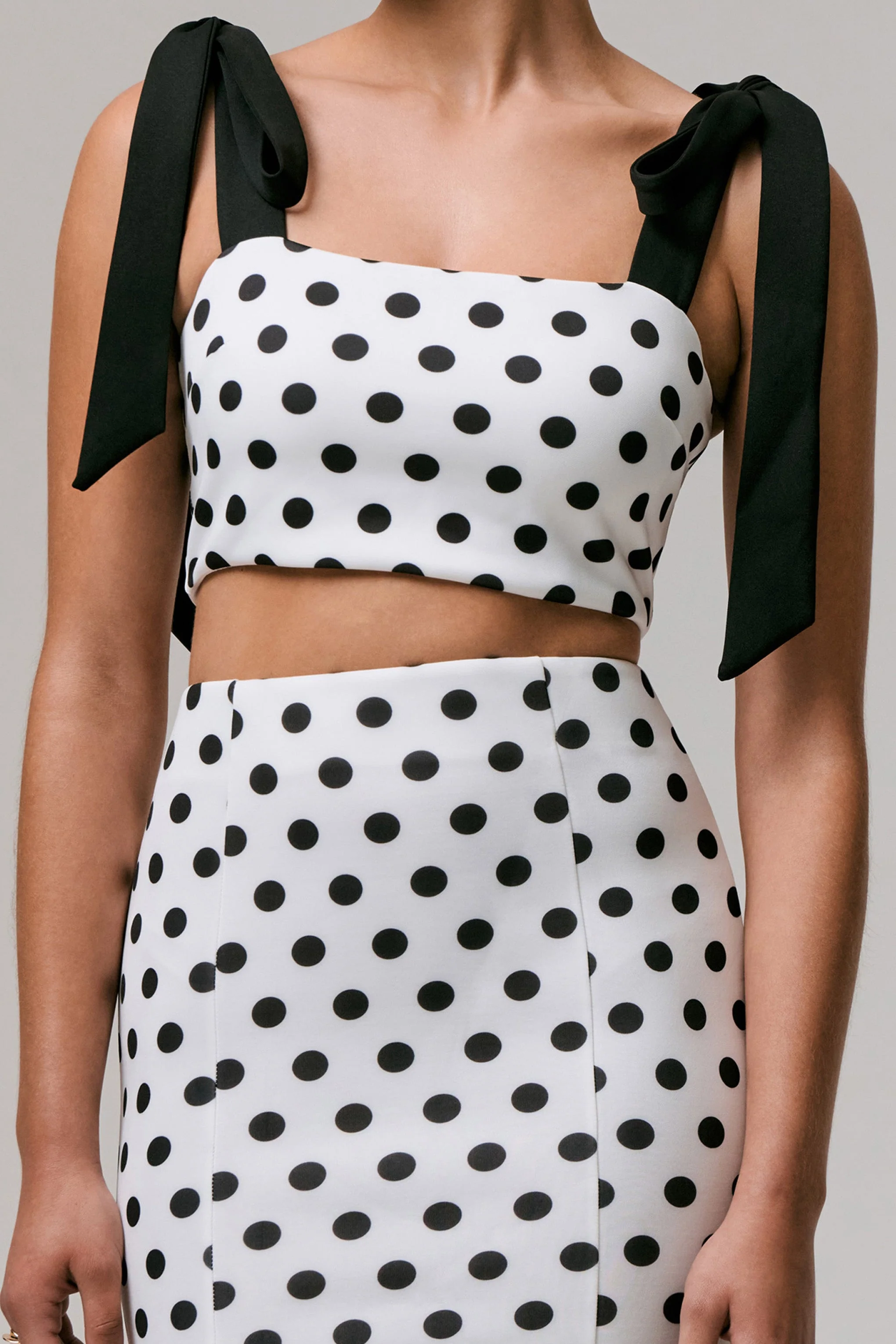 Phoebe | Zwart-Witte Stippen printen Crop Top Met Strikbandjes - Image 6