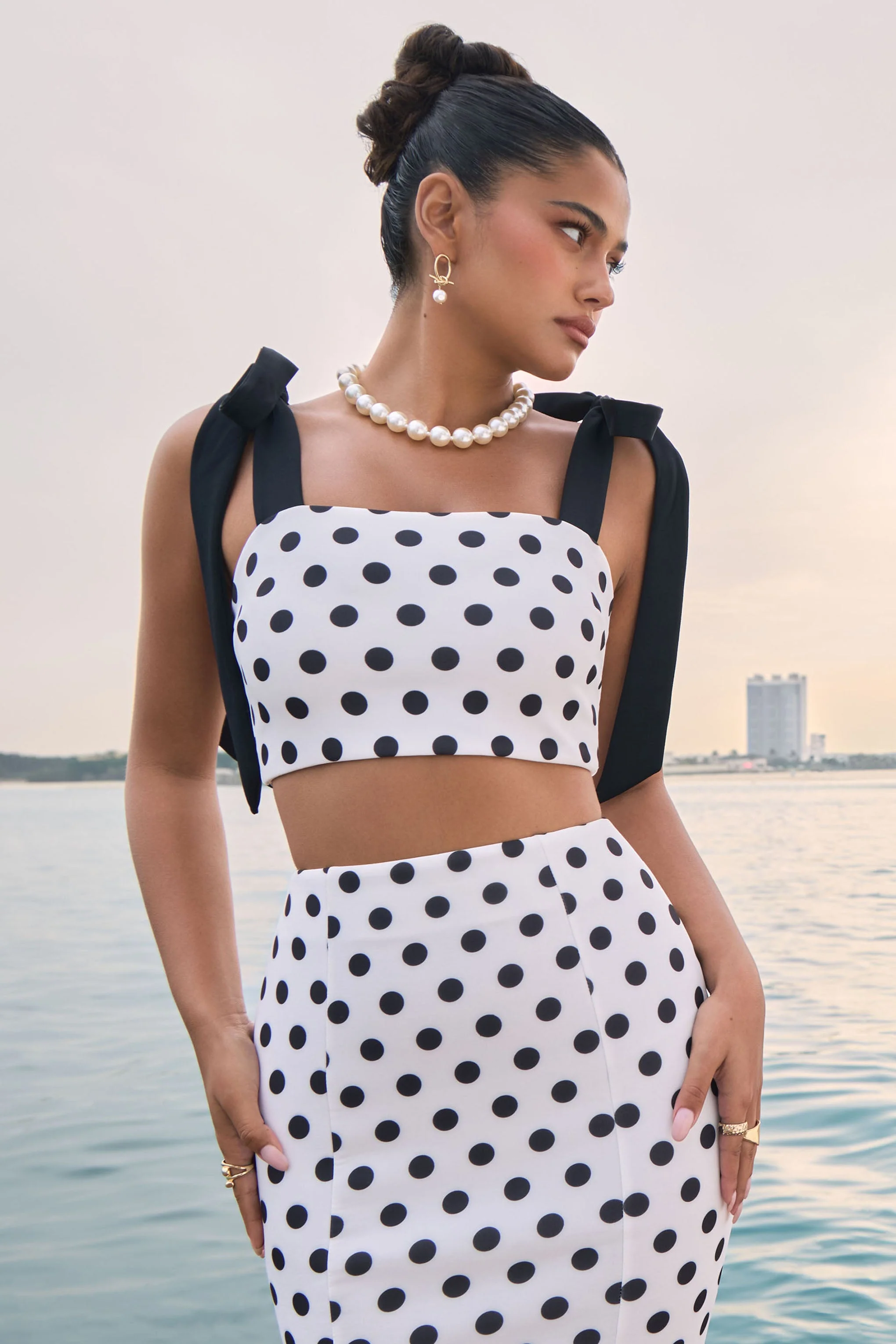 Phoebe | Zwart-Witte Stippen printen Crop Top Met Strikbandjes - Image 7