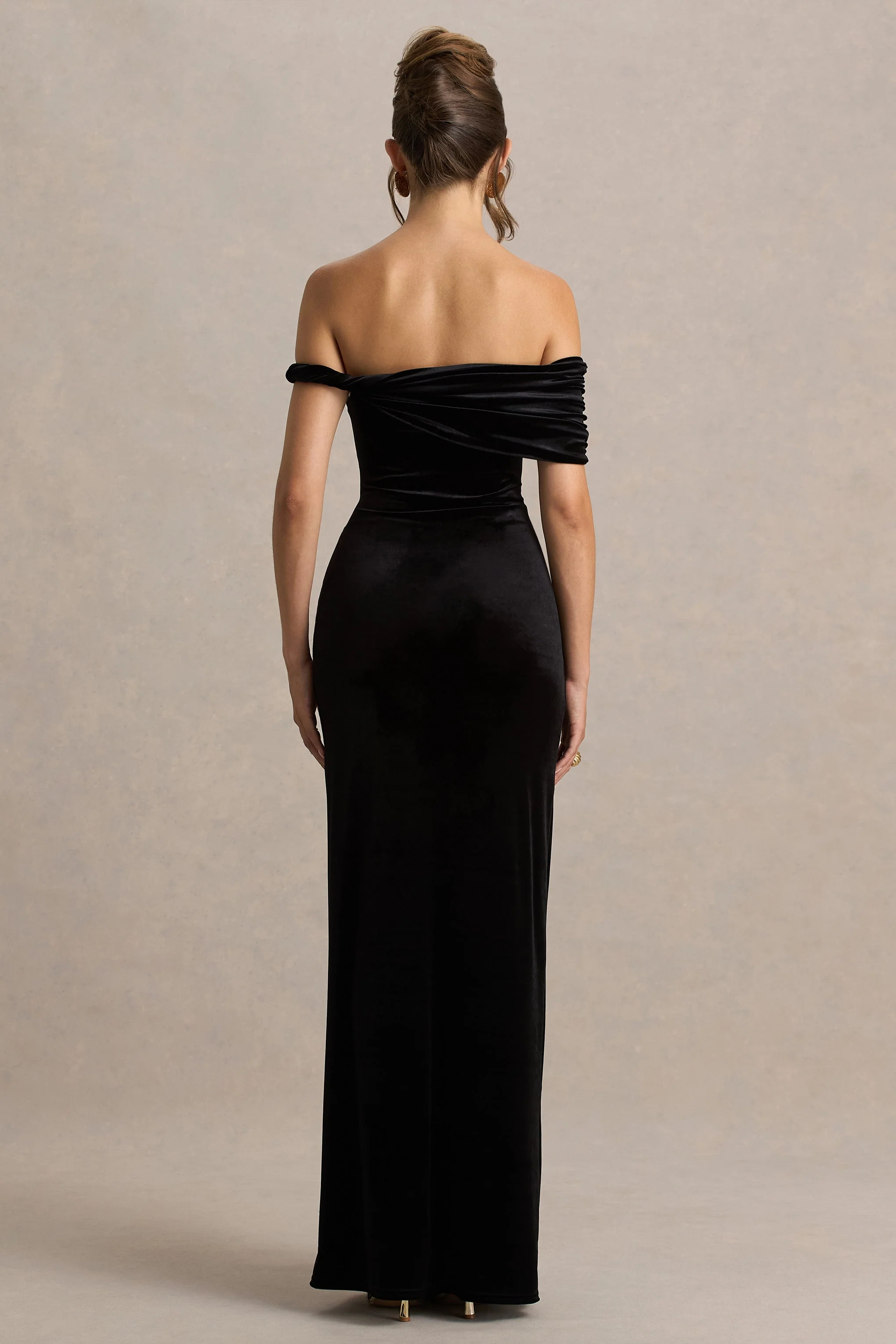 Poised | Zwarte Fluwelen Bardot-Hals Maxi Jurk Met Gedraaide Mouw Detail - Image 2