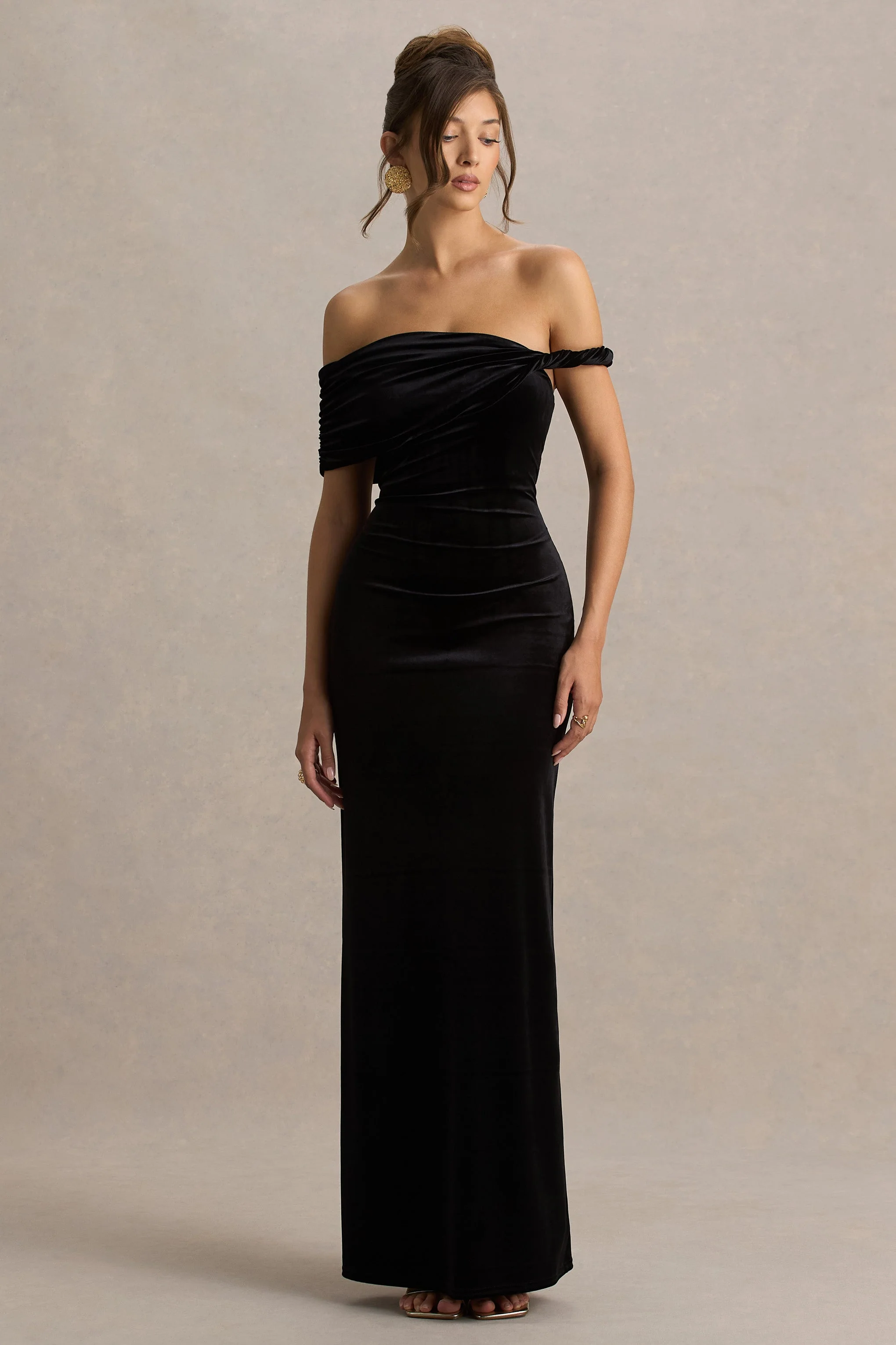 Poised | Zwarte Fluwelen Bardot-Hals Maxi Jurk Met Gedraaide Mouw Detail - Image 4