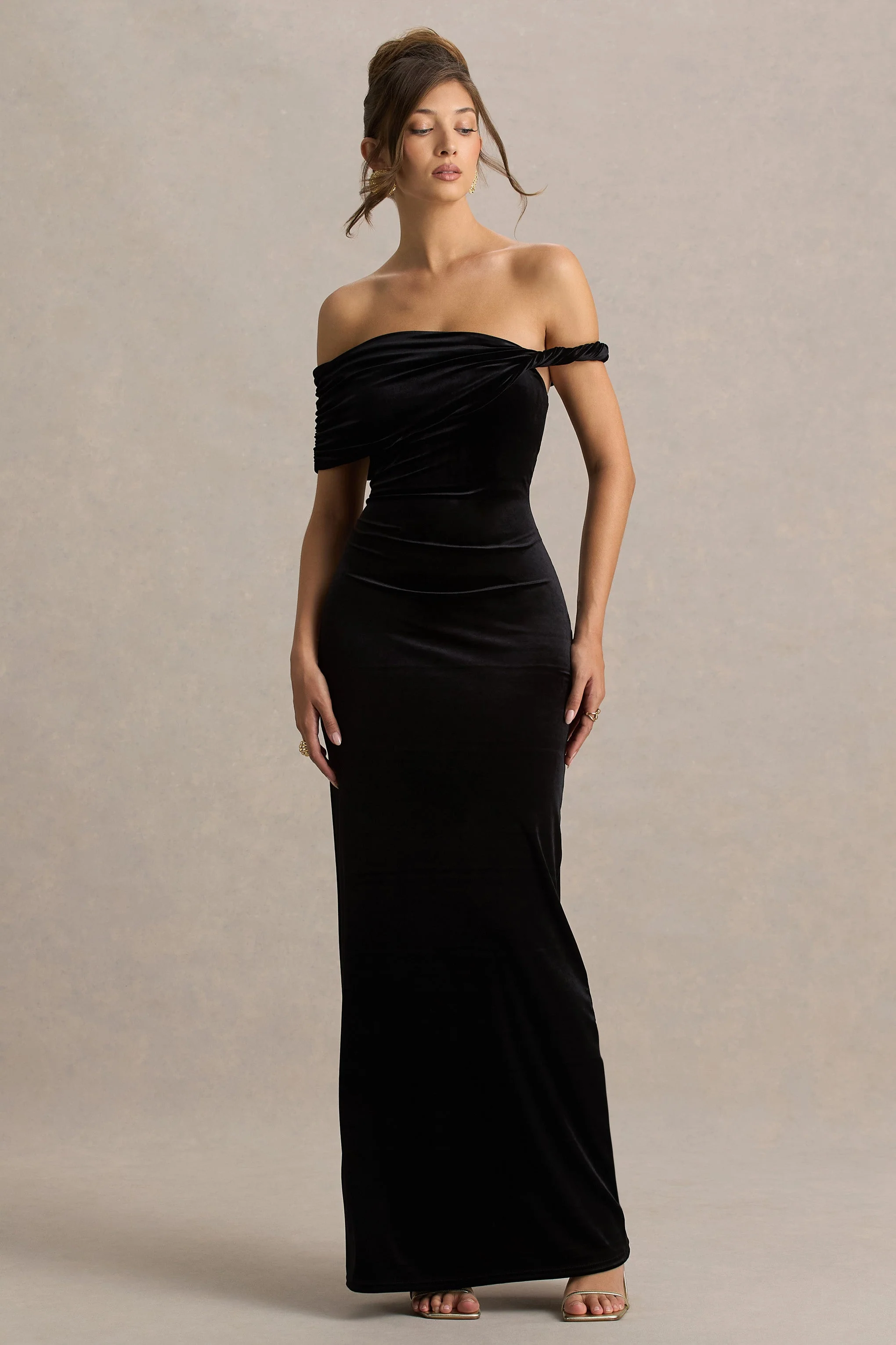 Poised | Zwarte Fluwelen Bardot-Hals Maxi Jurk Met Gedraaide Mouw Detail - Image 5
