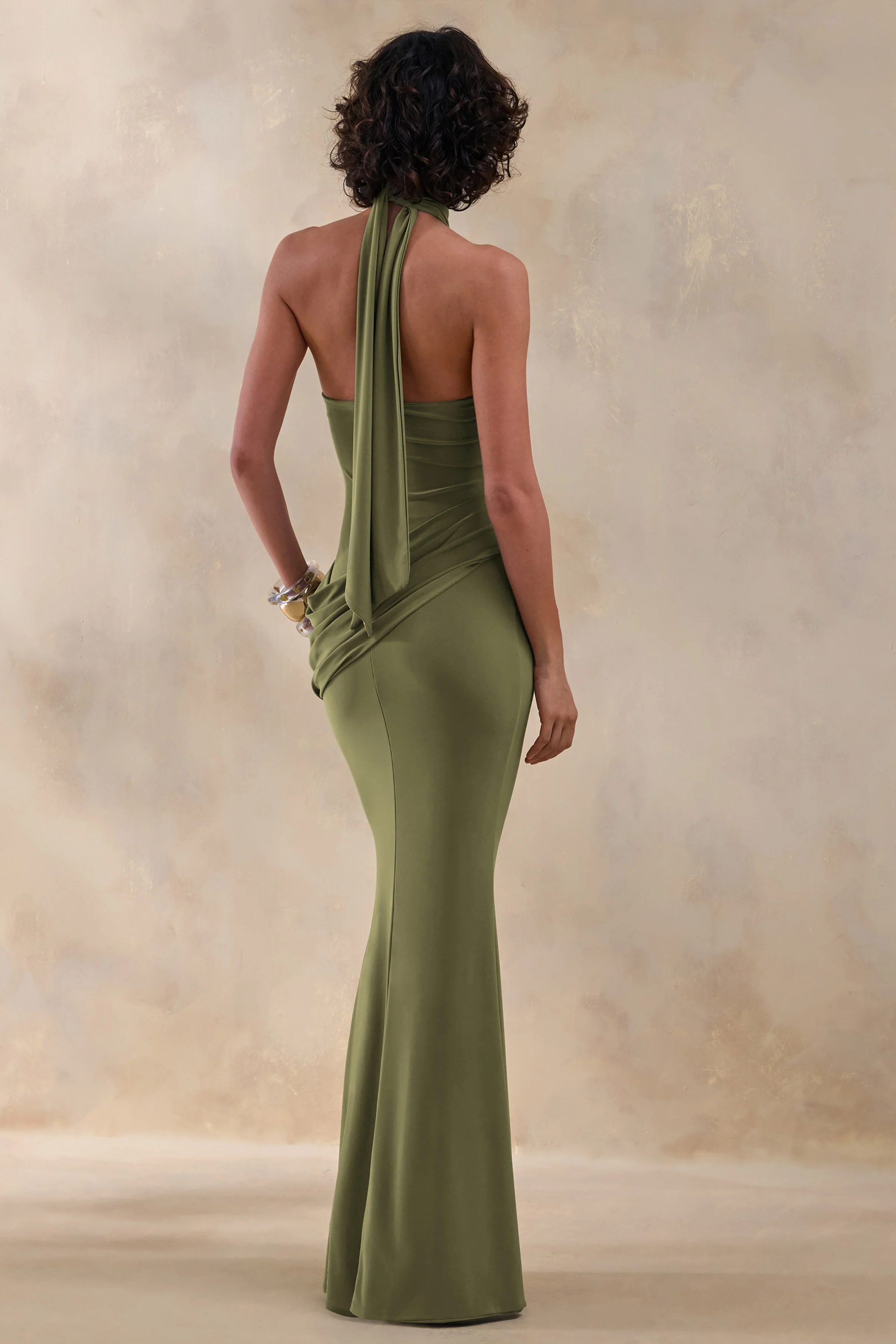 Polina | Olijfgroene Maxi Jurk Met Hoge Hals, Drapering En Gouden Detail - Image 2