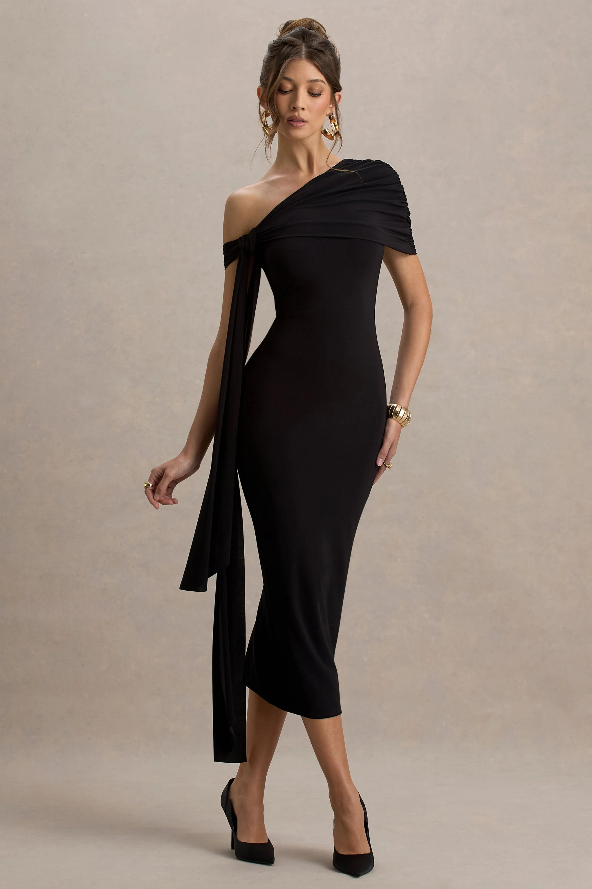 Praia | Zwarte Asymmetrische Hals Maxi Jurk Met Ceintuur En Draperend Detail