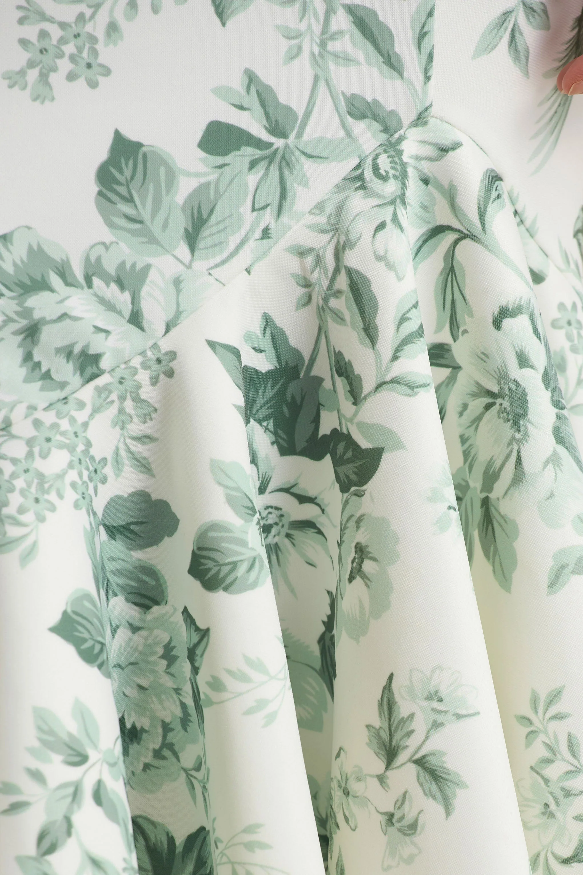Priceless | Groene Porselein Print Hoge Hals Fishtail Middi Jurk - Image 7
