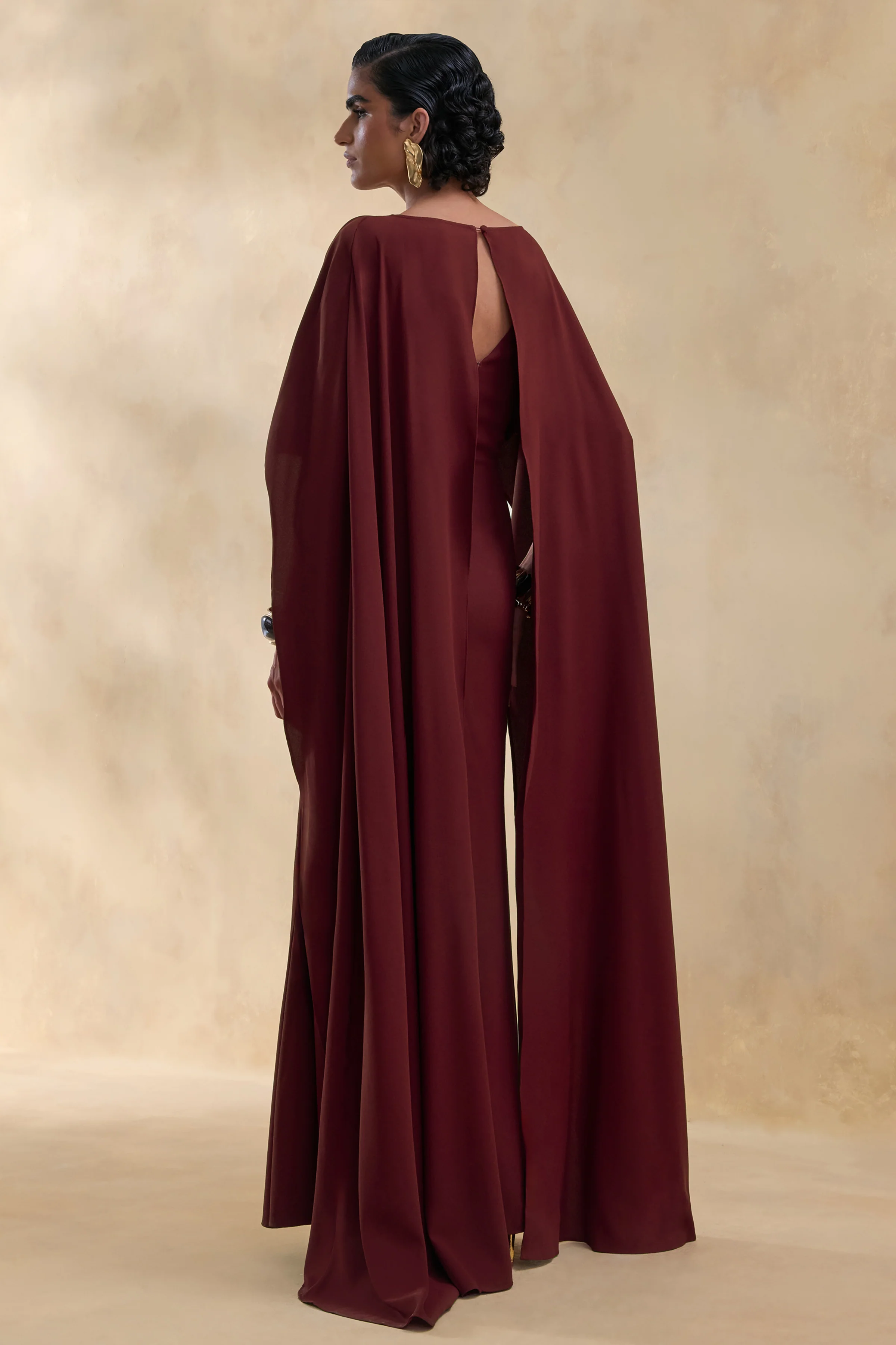 Pristina | Bordeaux Geweven Maxi Jurk Met Boot Hals En Cape Detail - Image 2
