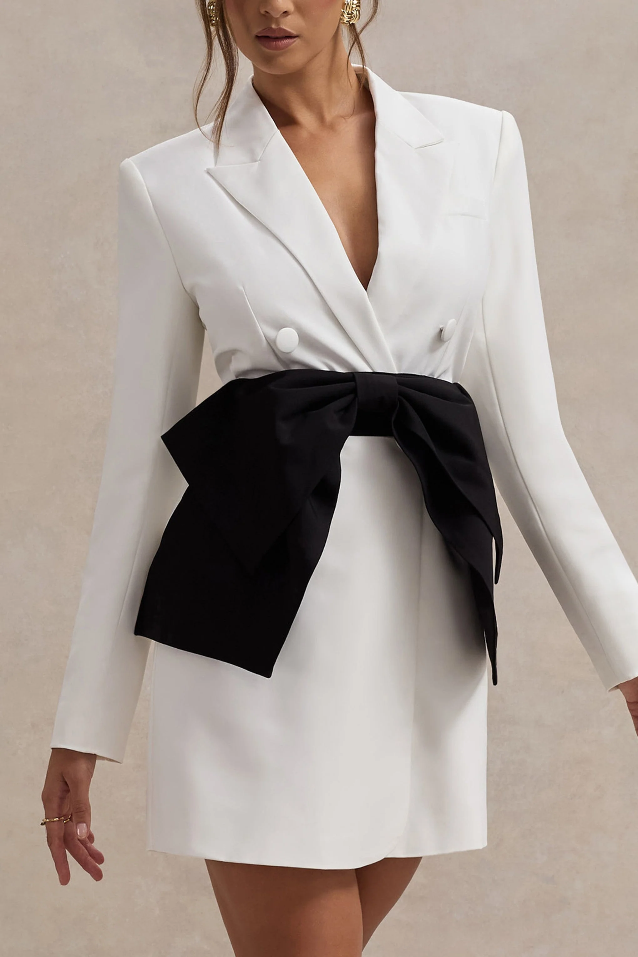 Prized | Witte Getailleerde Blazer Jurk Met Zwarte Strikje - Image 3