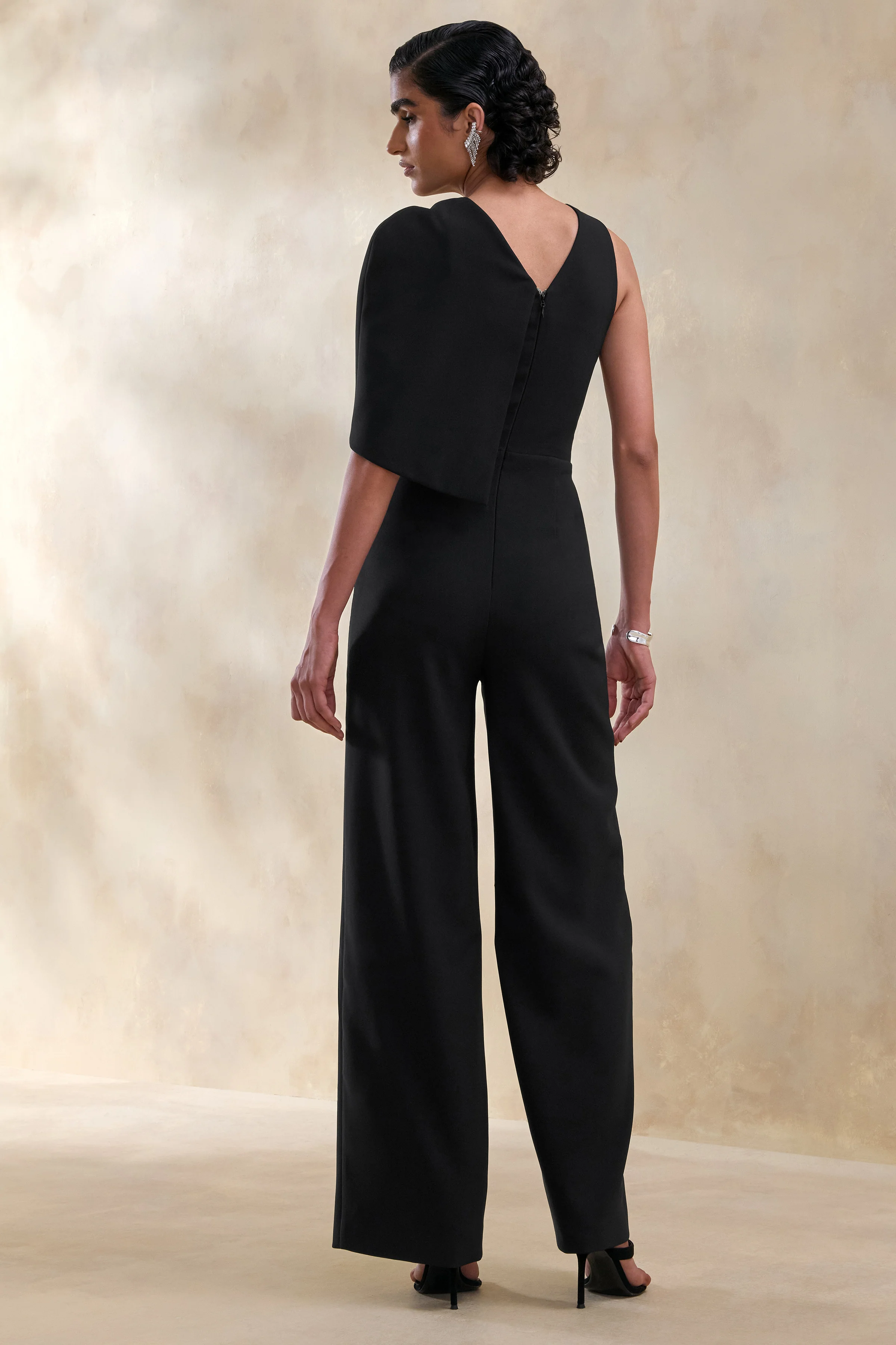 Quinley | Zwarte Jumpsuit Met Asymmetrische Hals En Cape Mouwen - Image 2