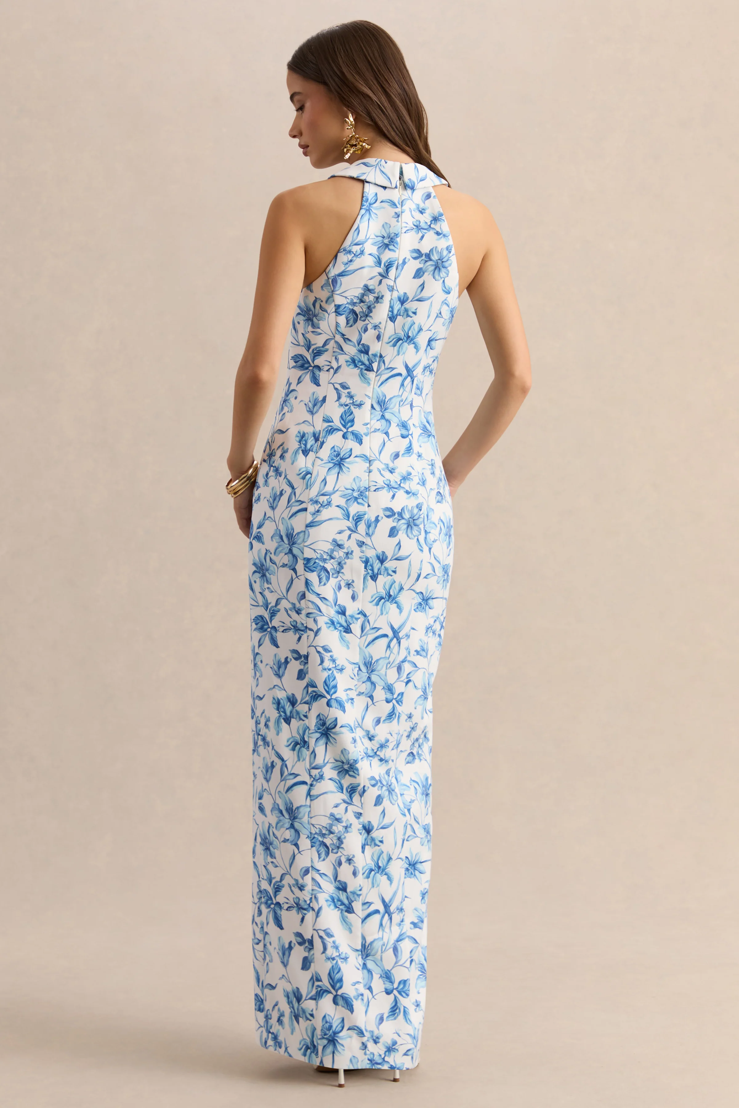 Quinn | Blauwe Porselein Print Getailleerde Maxi Jurk Met Diepe V-Hals - Image 2