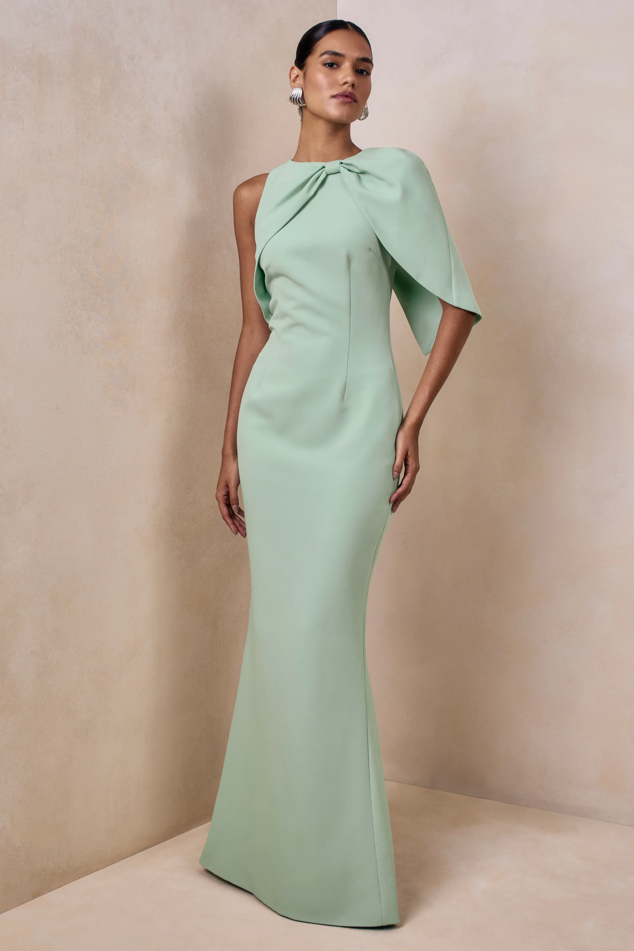 Quira | Mint Maxi Jurk Met Blote schouder En Cape Mouwen