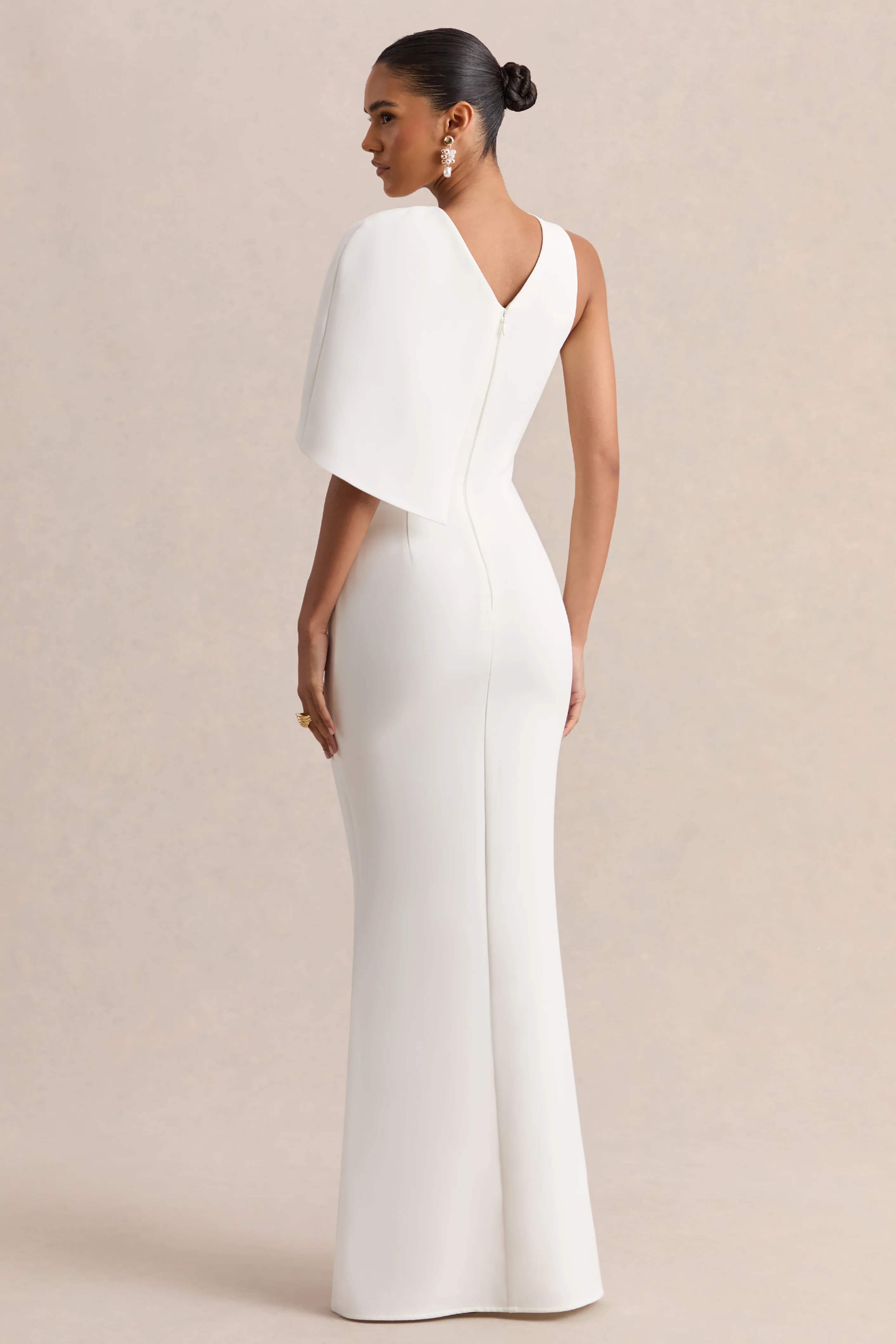 Quira | Witte Asymmetrische Hals Maxi Jurk Met Cape-Mouw - Image 2