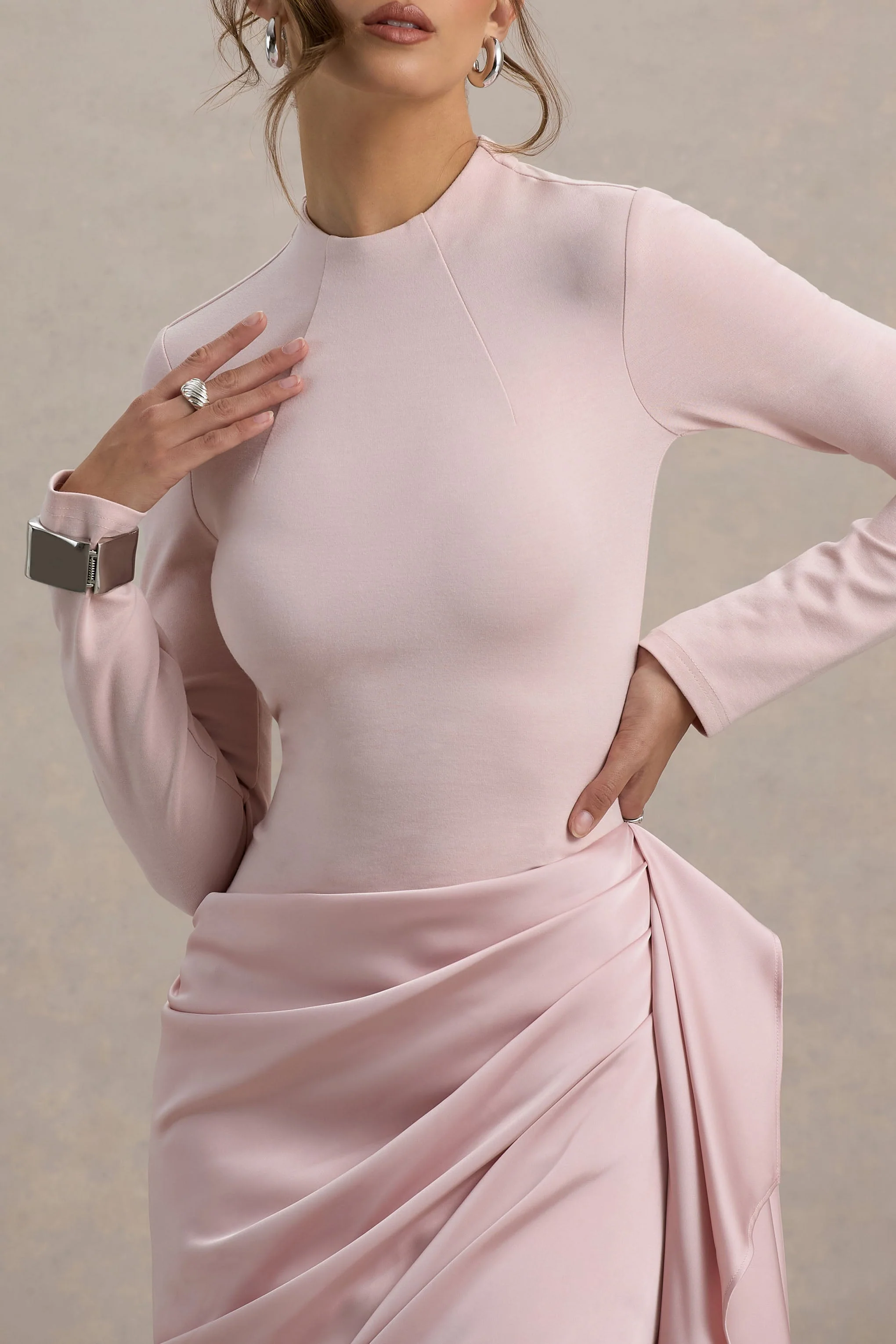 Raffie | Roze Midi Jurk Met Lange Mouwen En Satijnen Overslag Rok - Image 3
