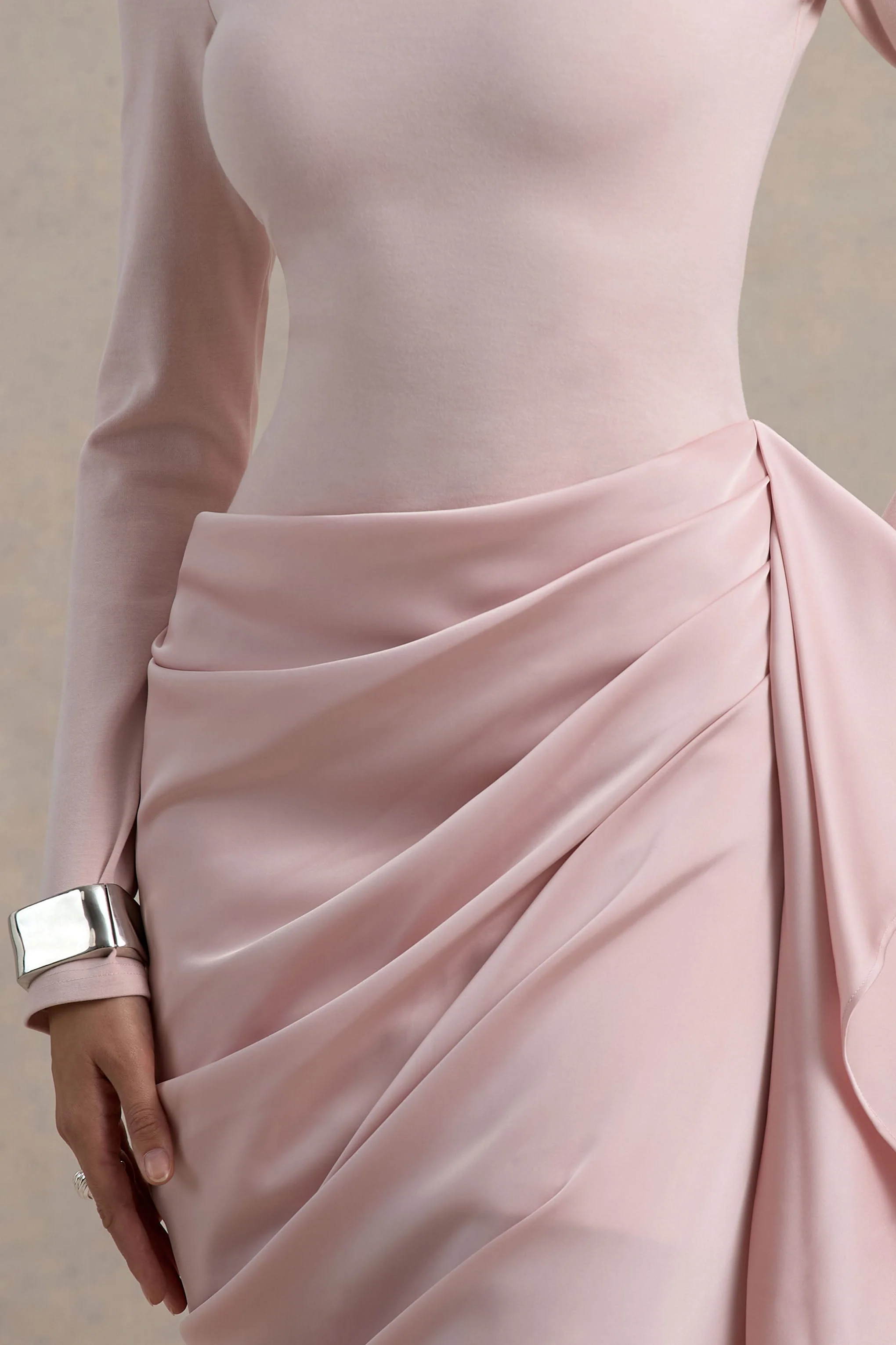 Raffie | Roze Midi Jurk Met Lange Mouwen En Satijnen Overslag Rok - Image 6
