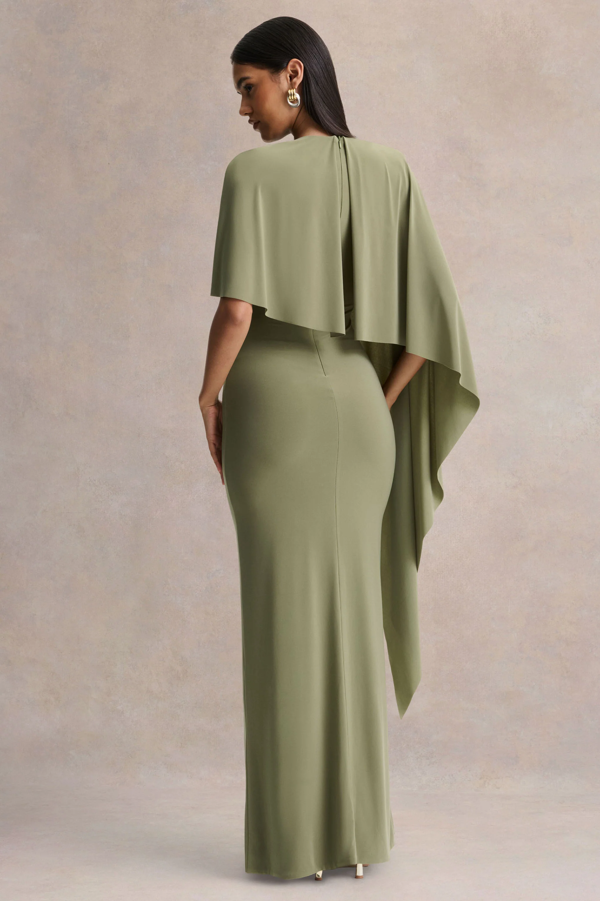 Ravena | Olijfgroene Ronde-Hals Maxi Jurk Met Asymmetrische Cape Mouw - Image 2