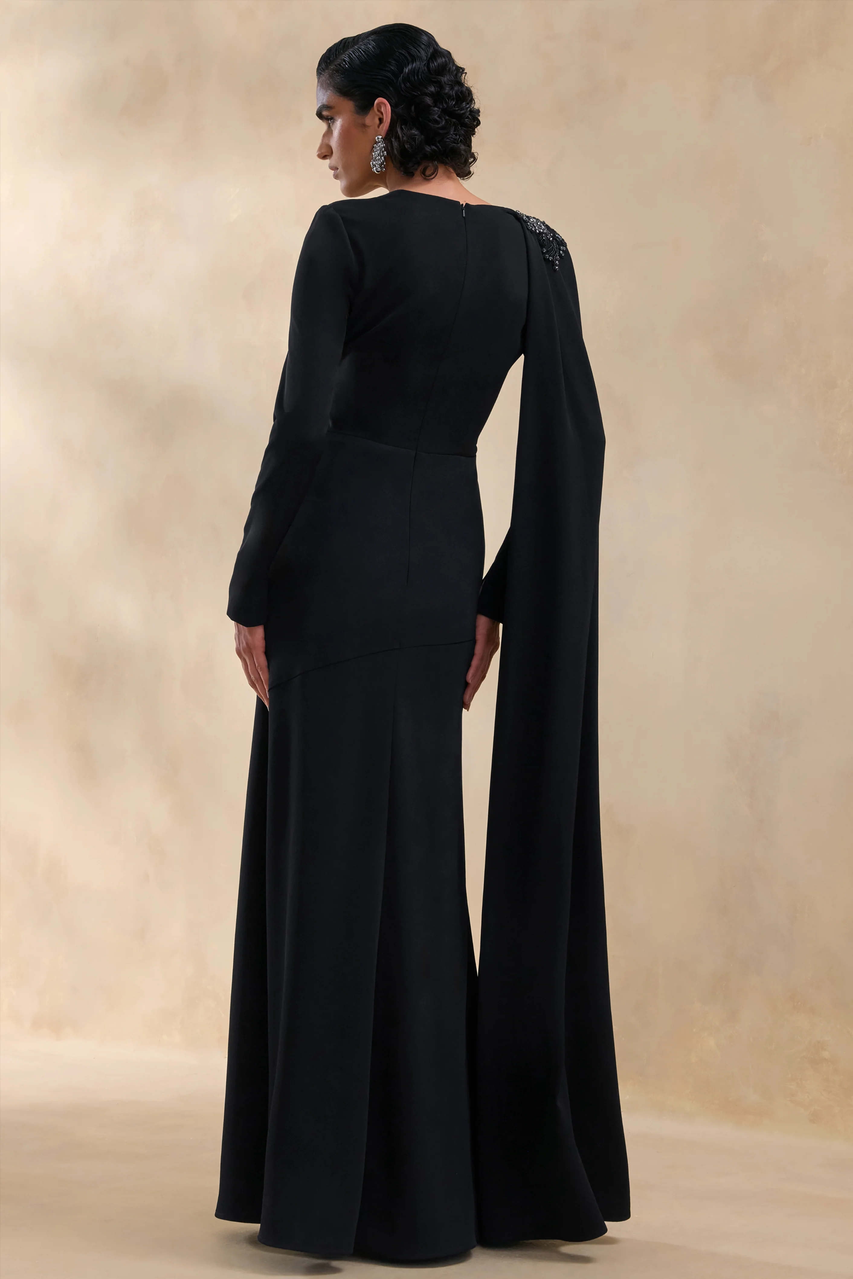 Reese | Zwarte Hoge Hals Maxi Jurk Met Versiering Detail En Ceintuur - Image 2
