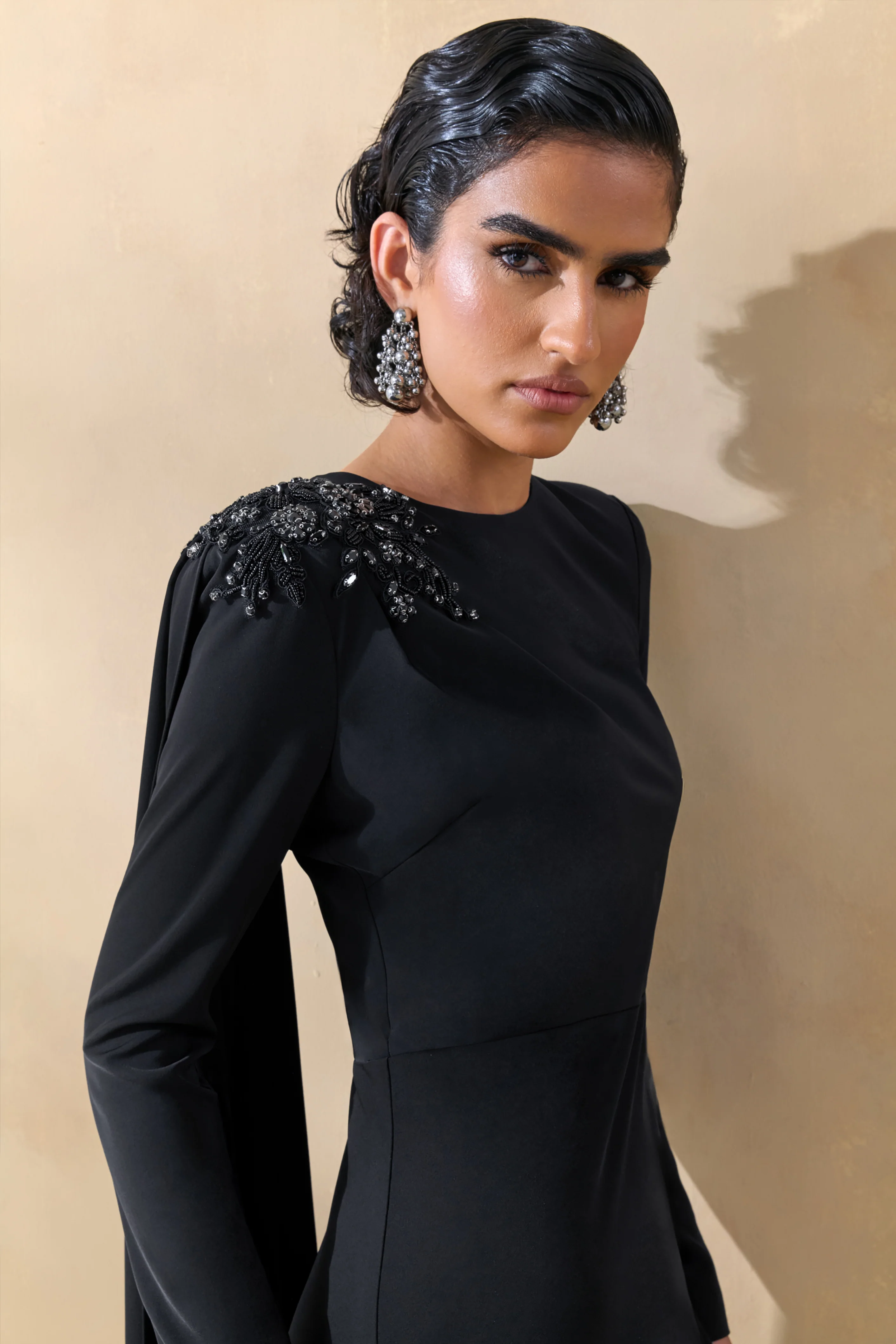 Reese | Zwarte Hoge Hals Maxi Jurk Met Versiering Detail En Ceintuur - Image 3