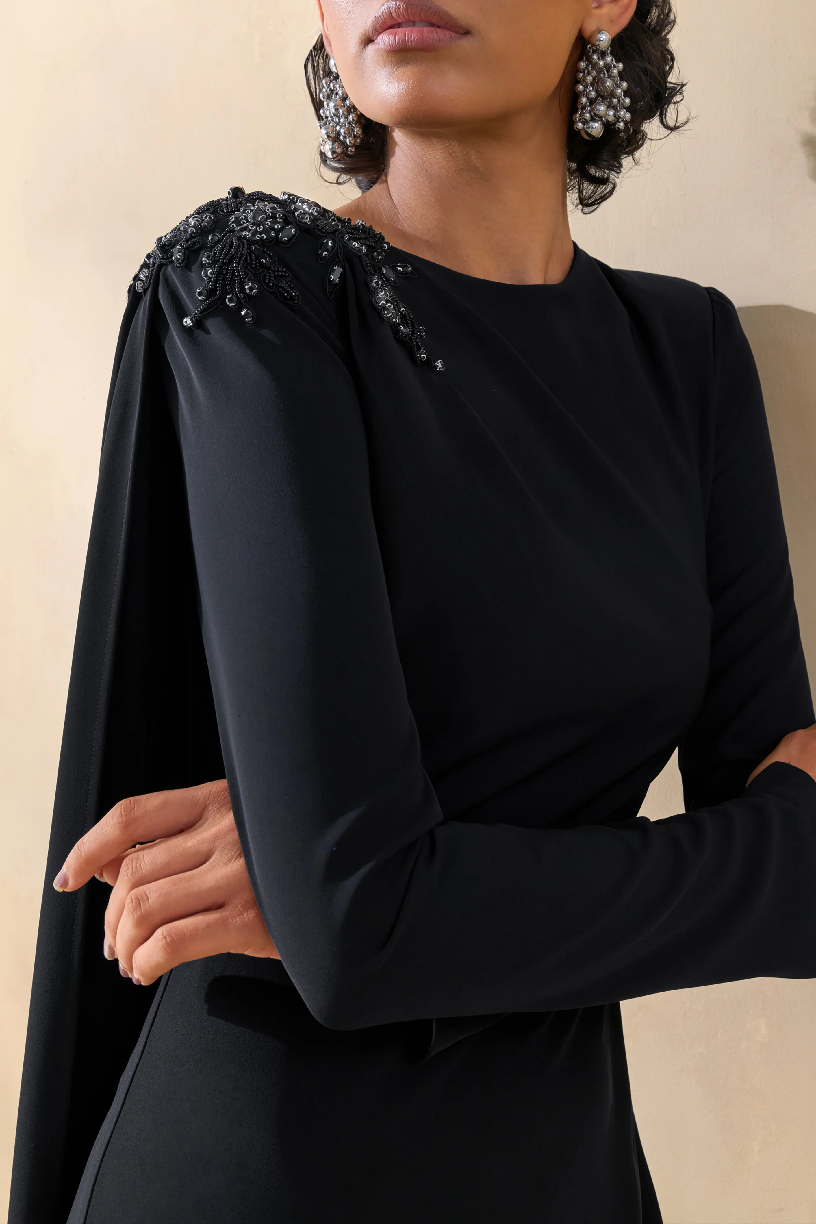 Reese | Zwarte Hoge Hals Maxi Jurk Met Versiering Detail En Ceintuur - Image 5
