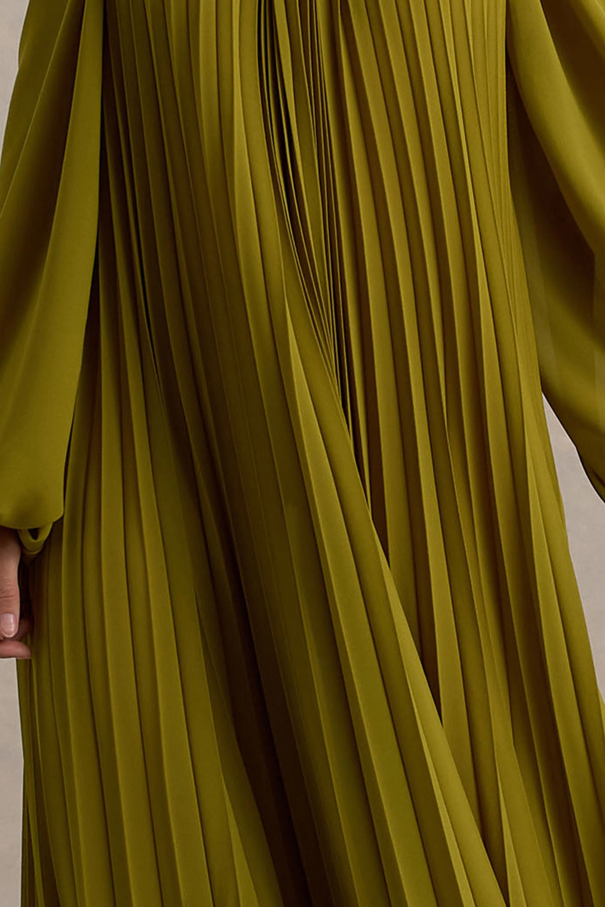 Reyna | Olijfgroene Gerimpeld Chiffon Maxi Jurk Met Blote Schouder - Image 6