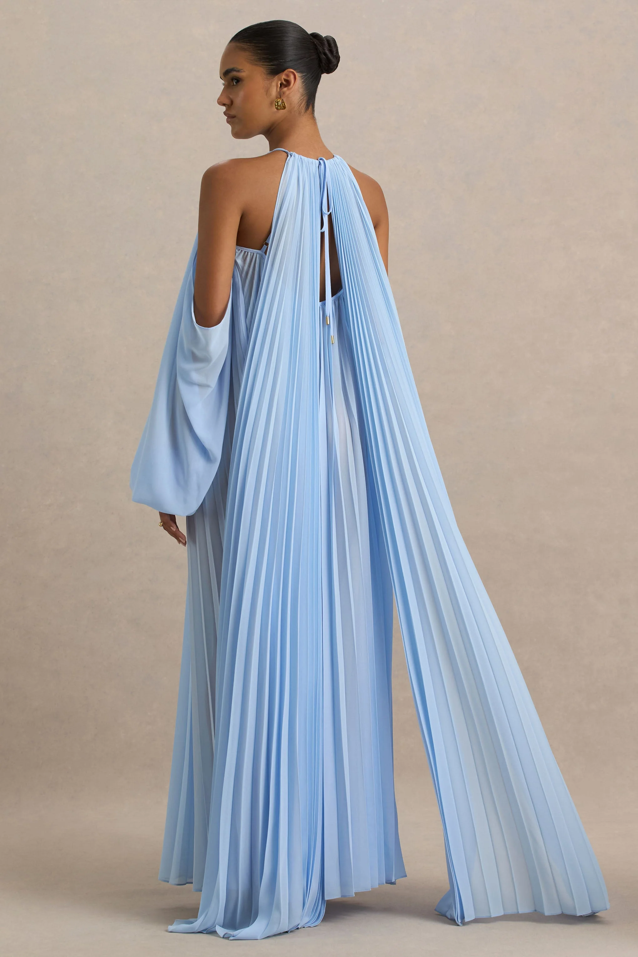 Reyna | Poederblauwe Gerimpeld Chiffon Maxi Jurk Met Blote Schouder - Image 2