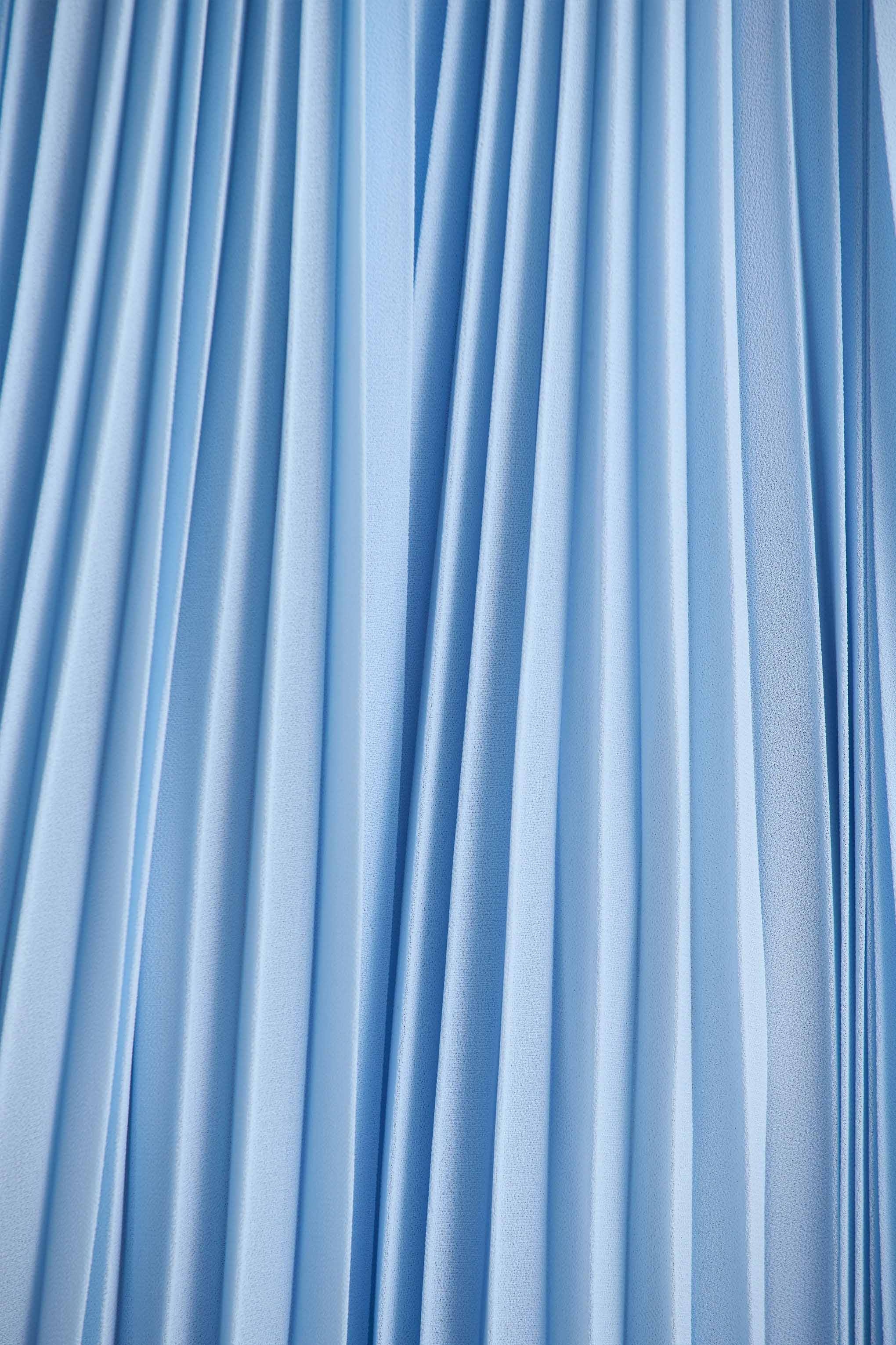 Reyna | Poederblauwe Gerimpeld Chiffon Maxi Jurk Met Blote Schouder - Image 5