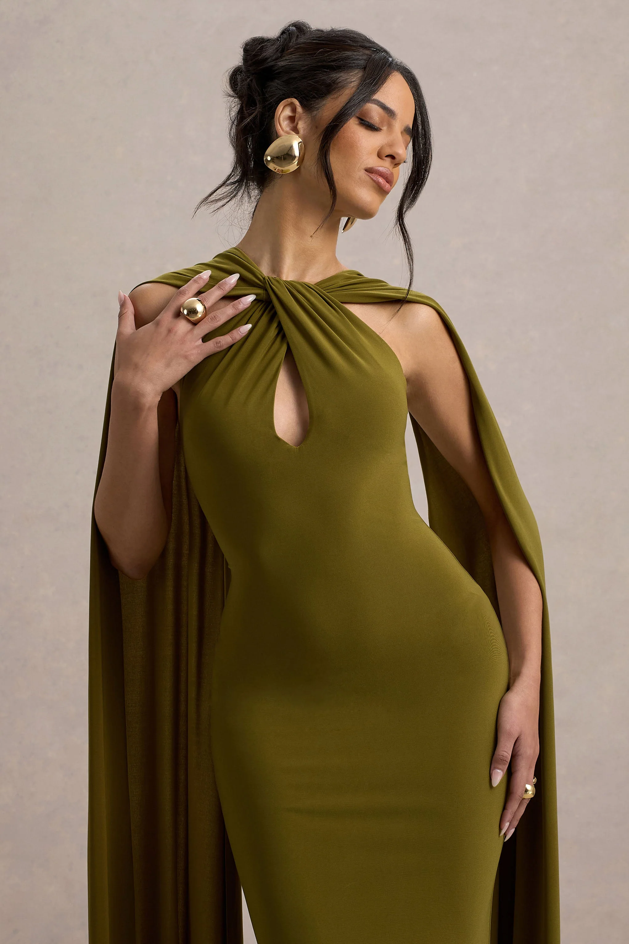 Rhoda | Groene Gedraaide Halter Nek Maxi Jurk Met Cape - Image 4