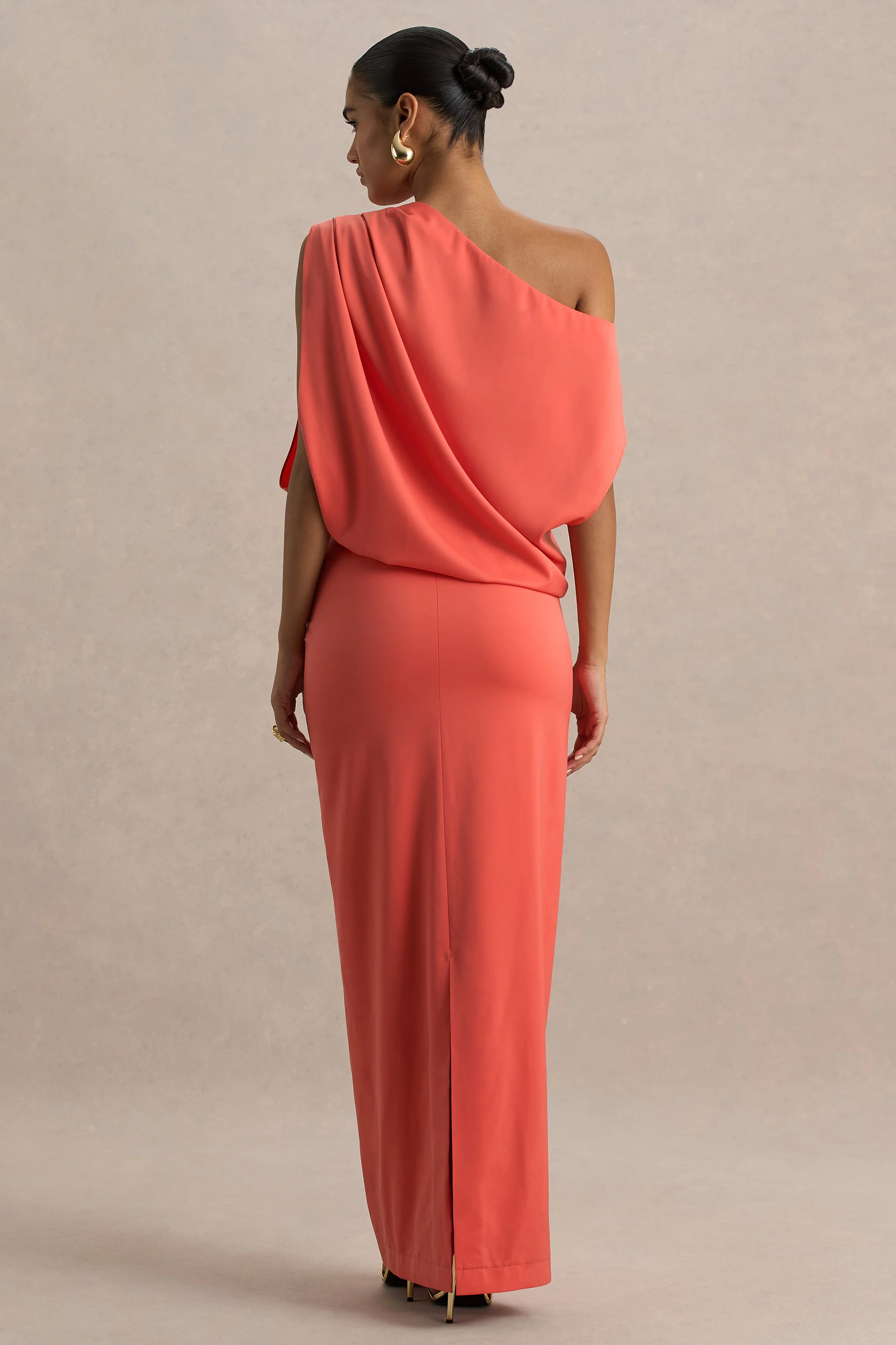 Ronnie | Koraal Satijnen Asymmetrische Hals Maxi Jurk Met Draperend Detail - Image 2