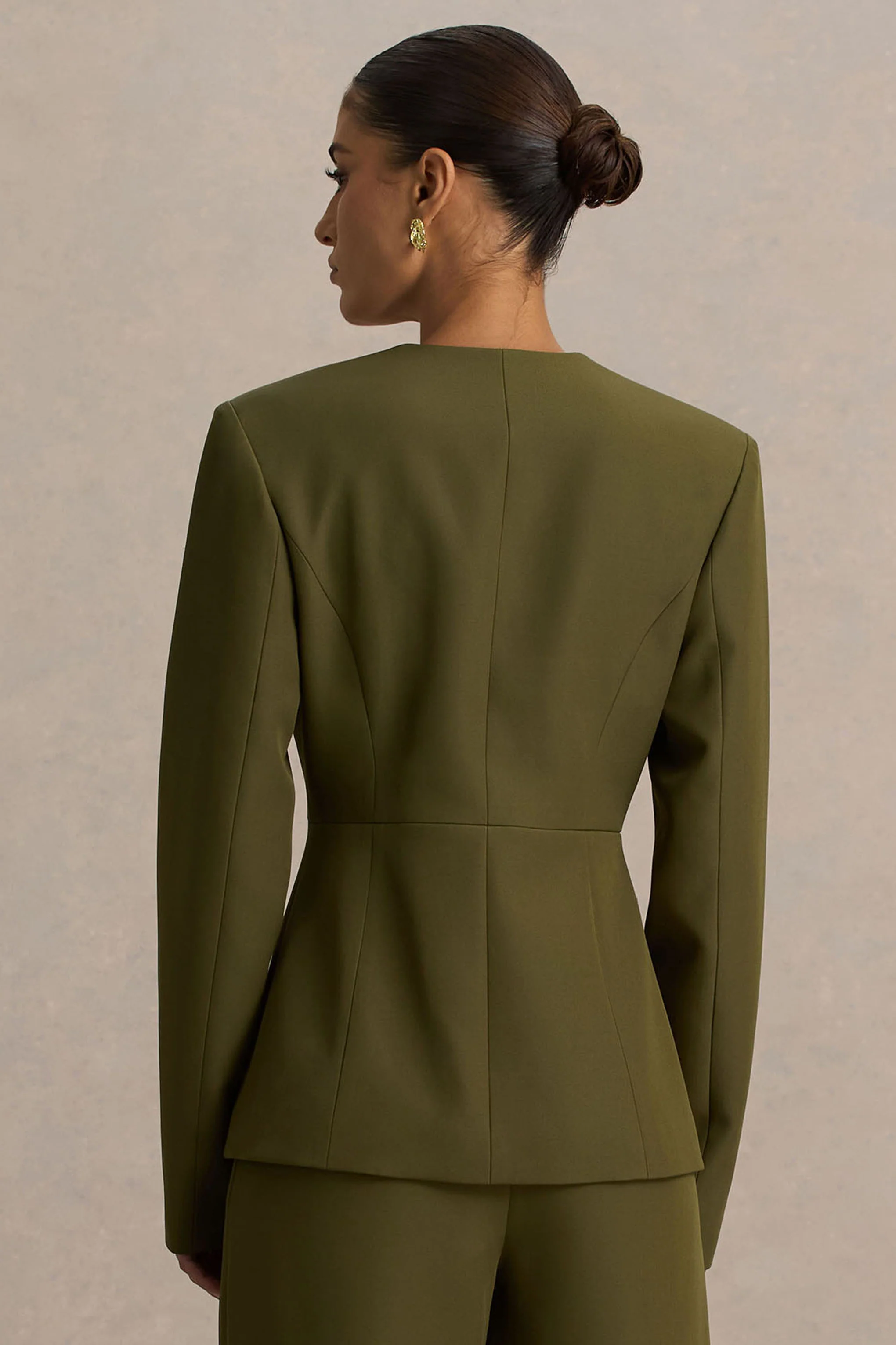 Rosalina | Olijfgroene Getailleerde Blazer Met  Extreme V-hals - Image 2