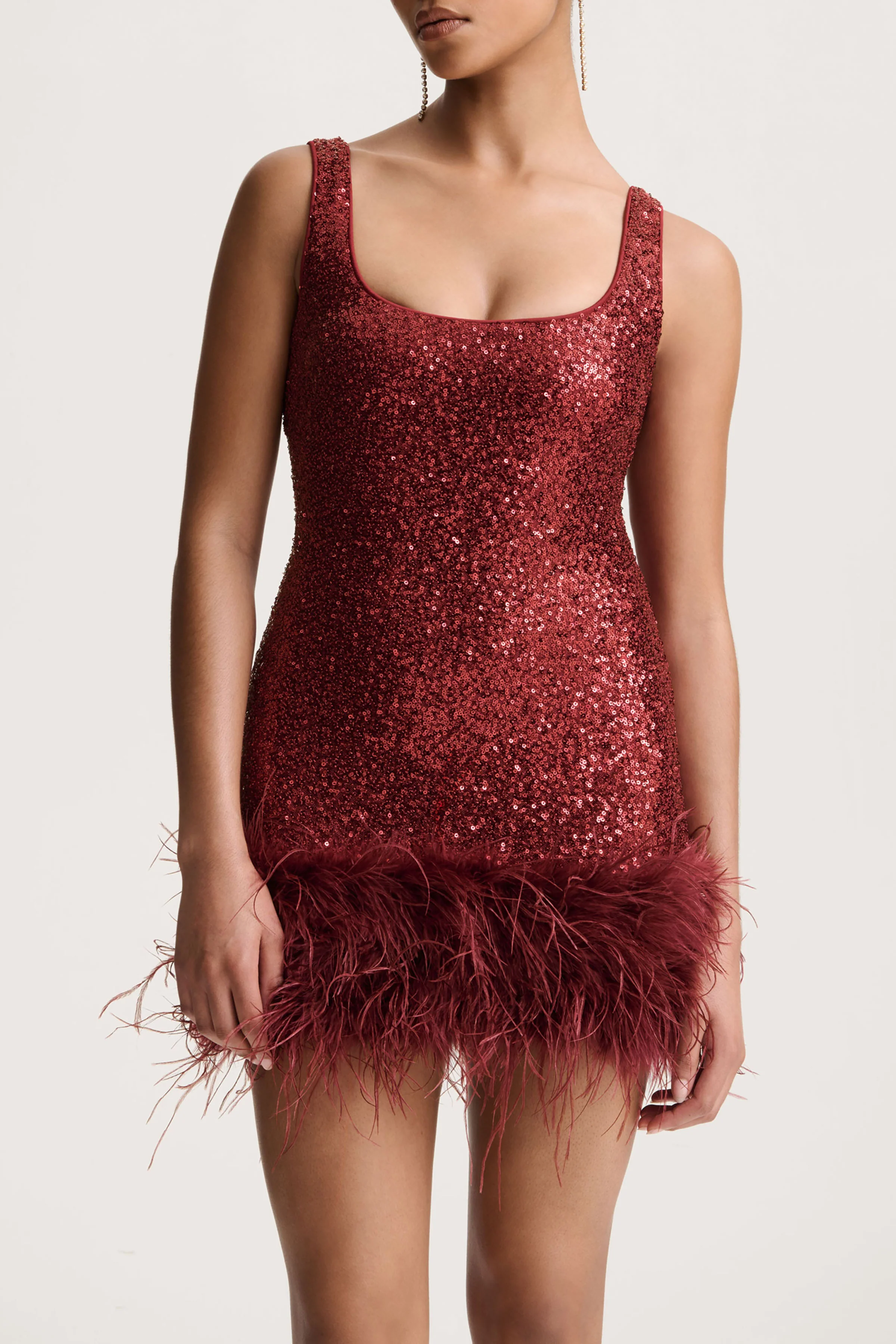 Rosalinda | Bordeaux Vierkante Hals Mini Jurk Met Pailletten En Veren Afwerking - Image 3