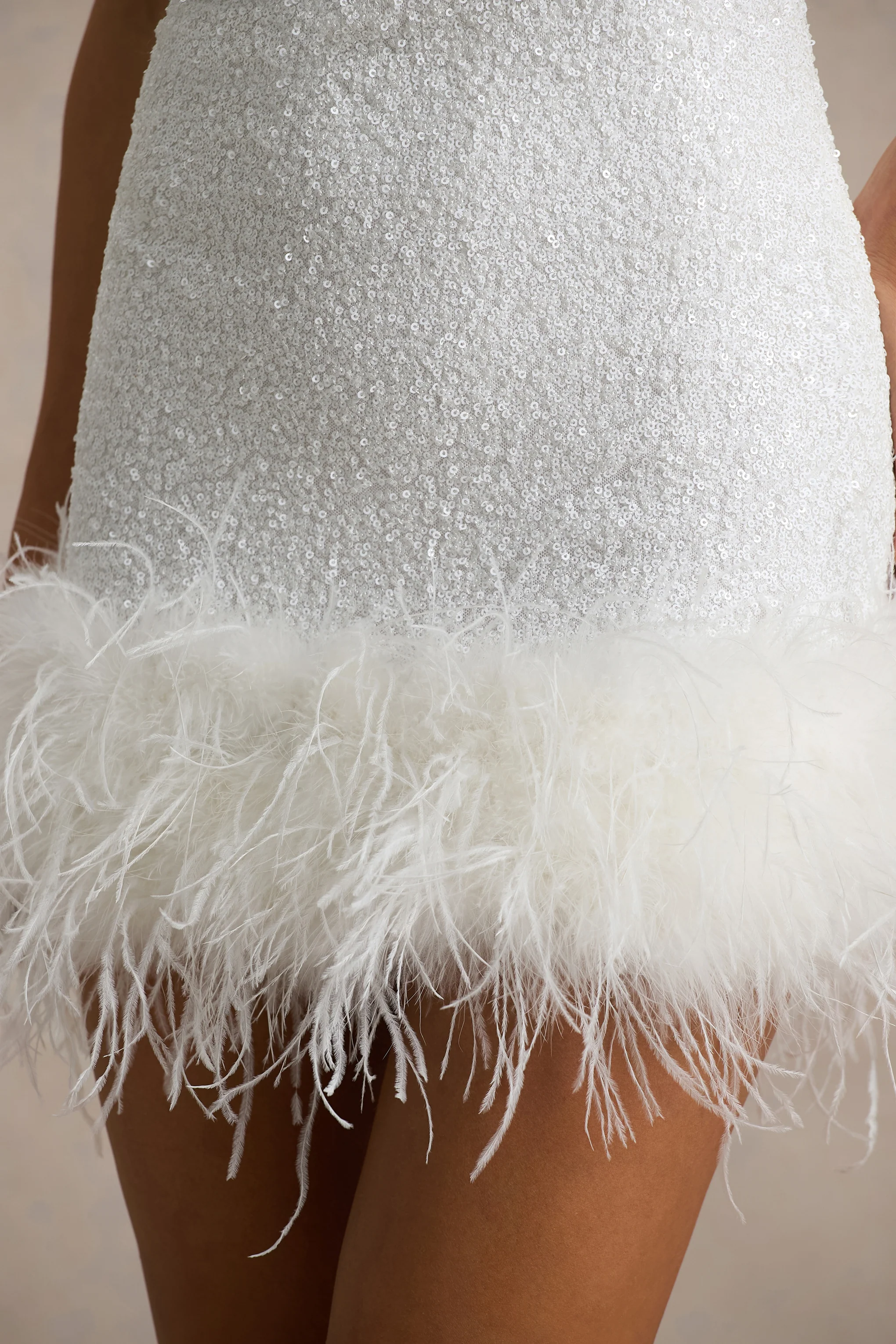Rosalinda | Witte Vierkante Hals Mini Jurk Met Pailletten En Veren Afwerking - Image 6