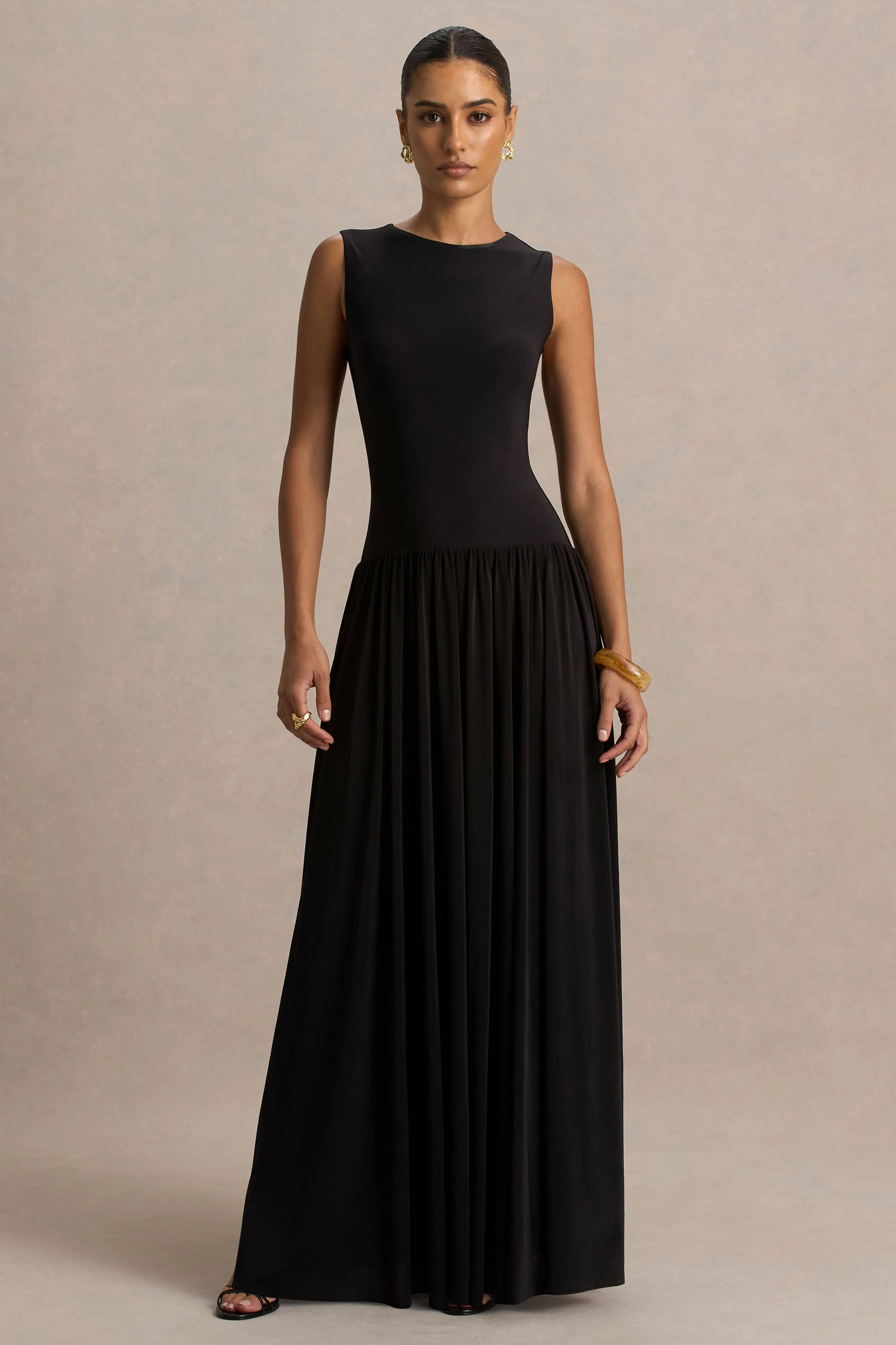Rosalita | Zwarte Ronde Hals Maxi Jurk Met Verlaagde Taille En Gerimpeld Details