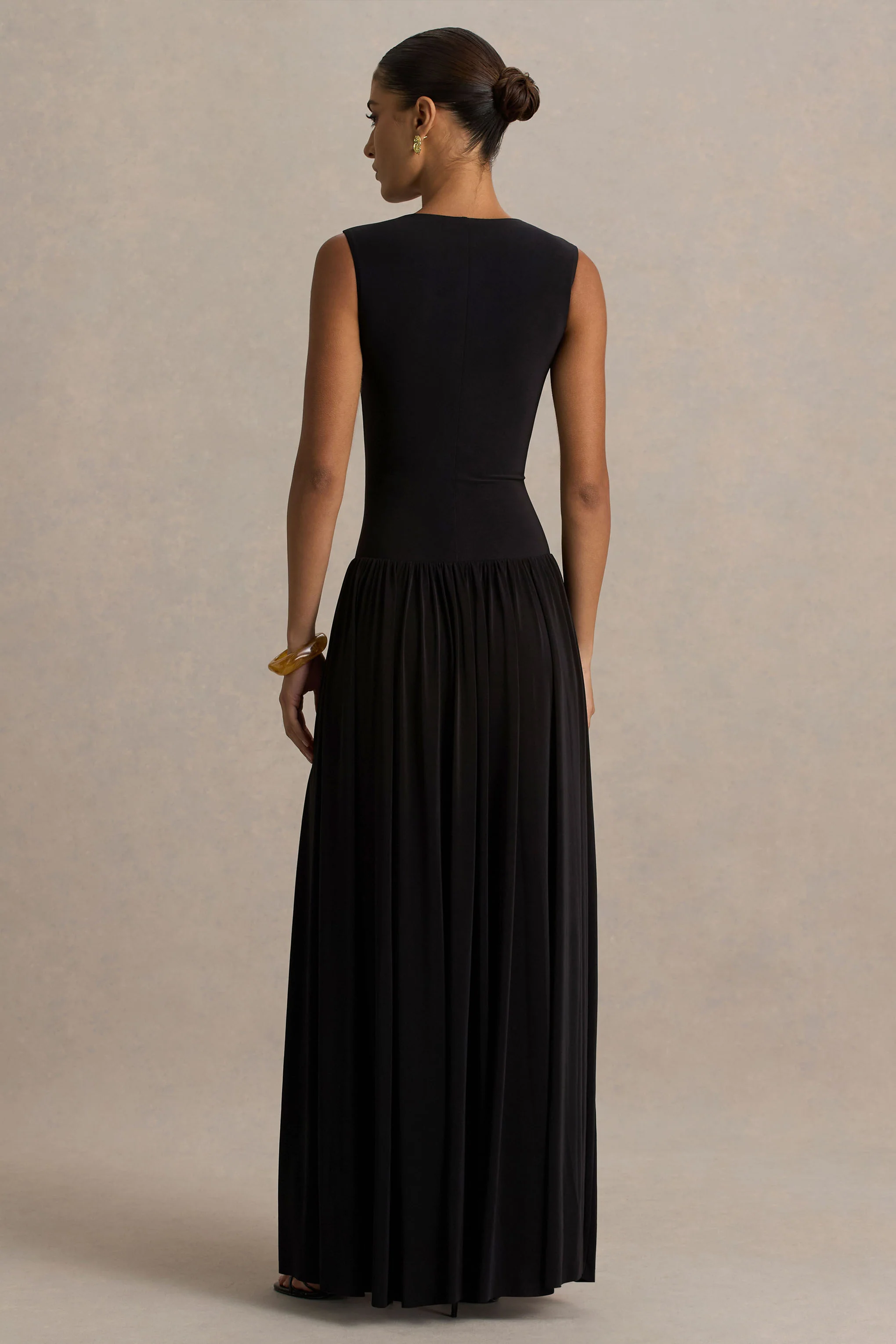 Rosalita | Zwarte Ronde Hals Maxi Jurk Met Verlaagde Taille En Gerimpeld Details - Image 2