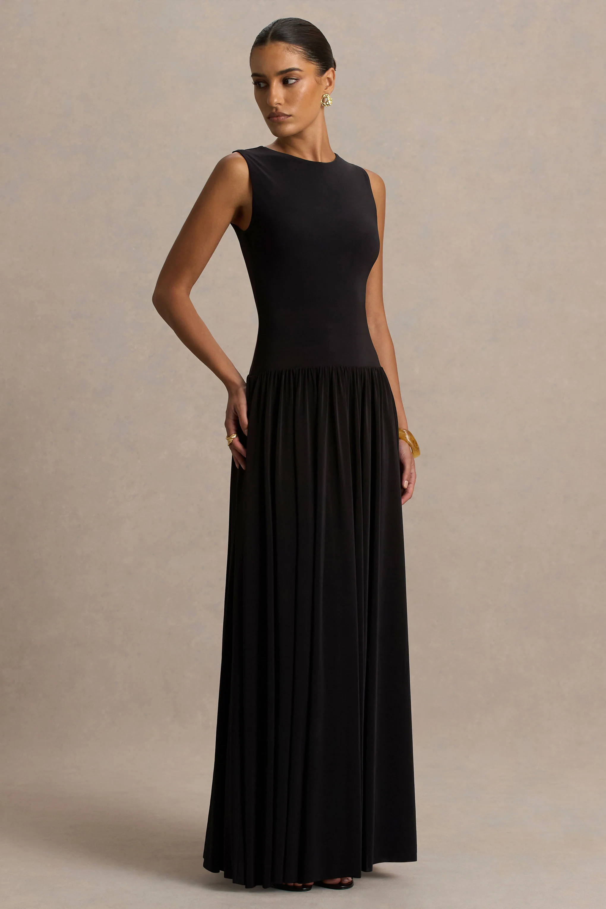 Rosalita | Zwarte Ronde Hals Maxi Jurk Met Verlaagde Taille En Gerimpeld Details - Image 3