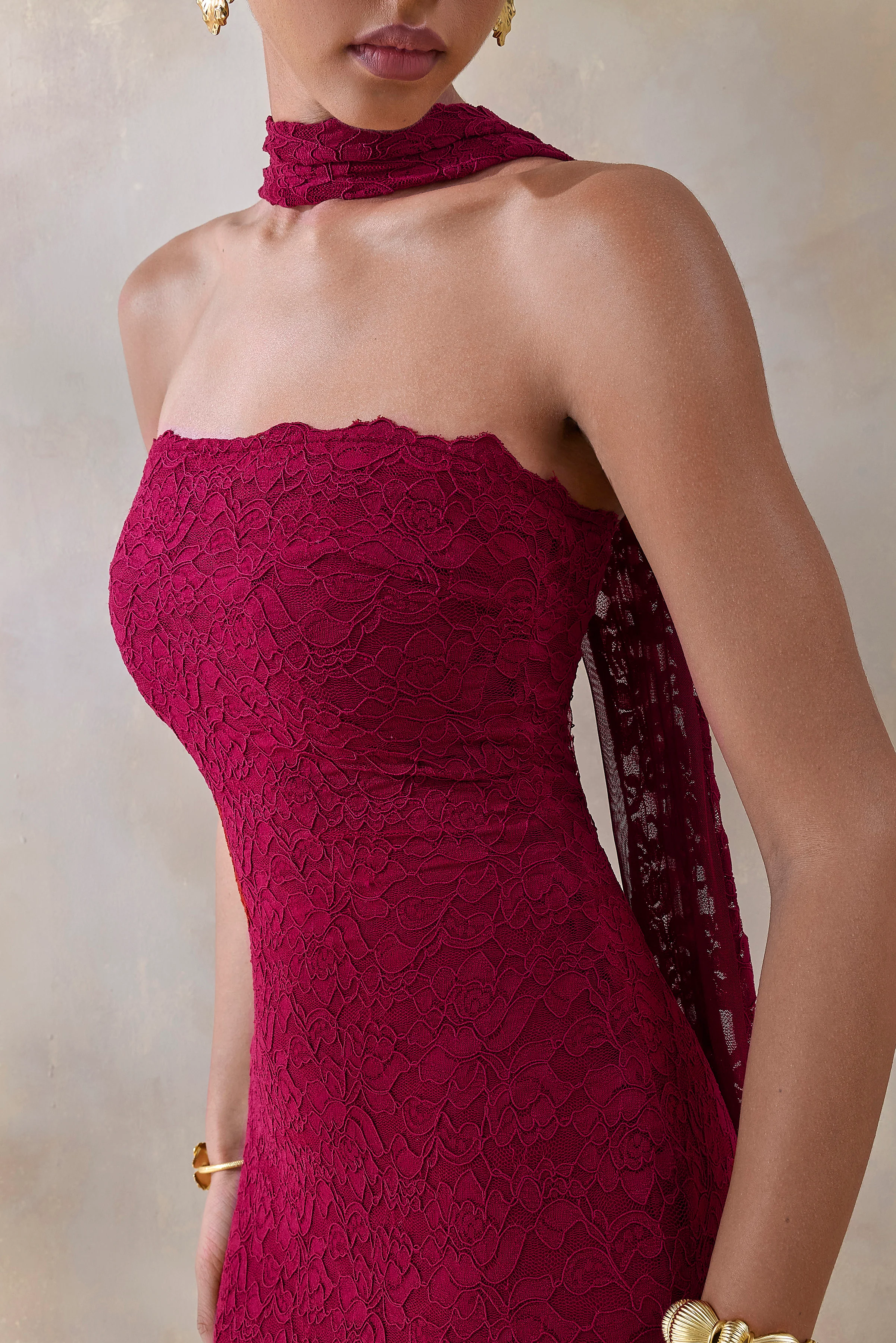 Rosaria | Bordeaux Kanten Bandeau Midi Jurk Met Sjaal Detail - Image 5