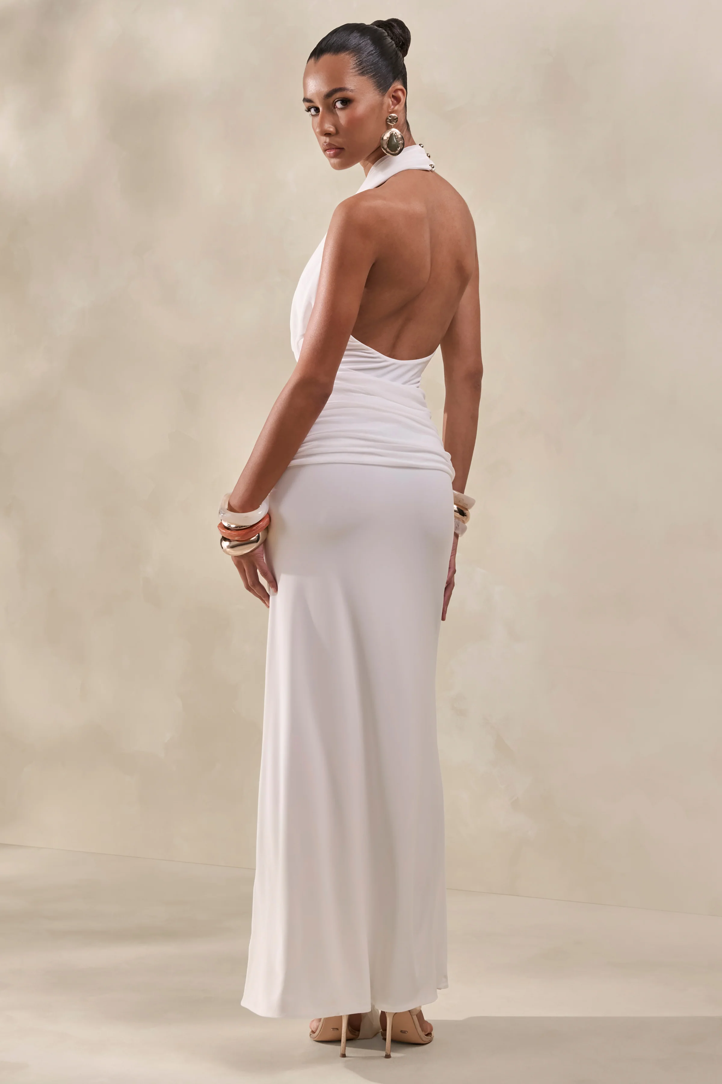 Rosetide | Witte Maxi Jurk Met Draperende Hals, Gerimpeld Detail En Ceintuur - Image 2