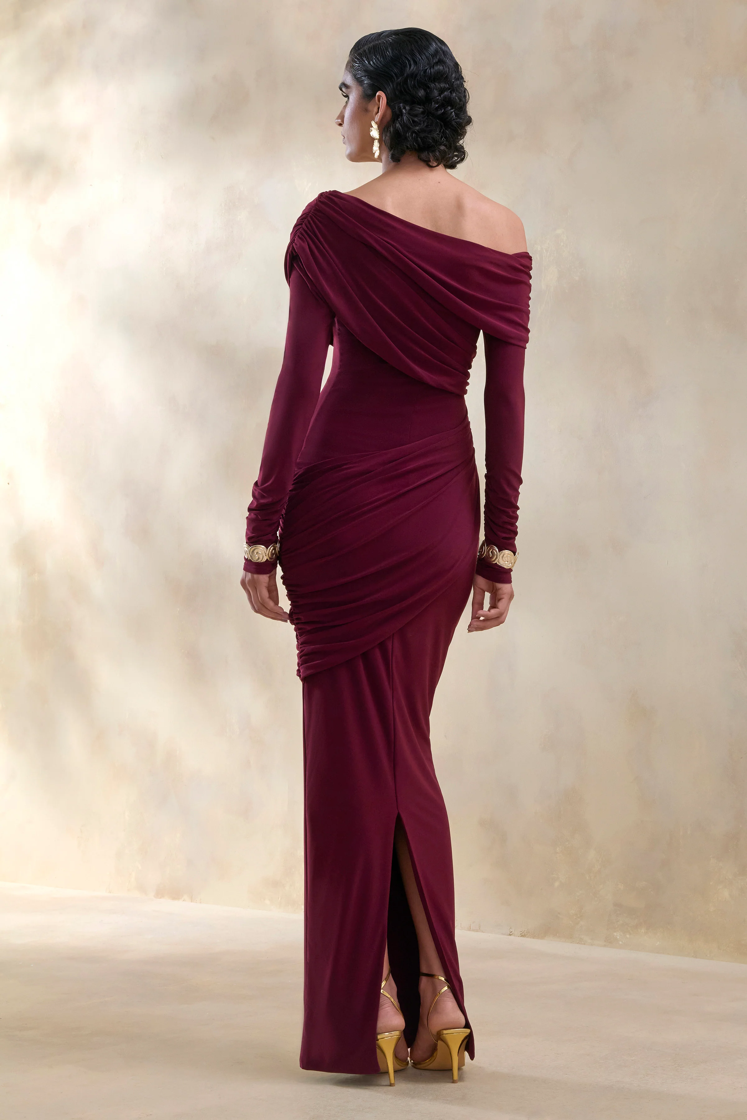 Rosirene | Bordeaux Maxi Jurk met Asymmetrische Hals en Draperende Details - Image 2