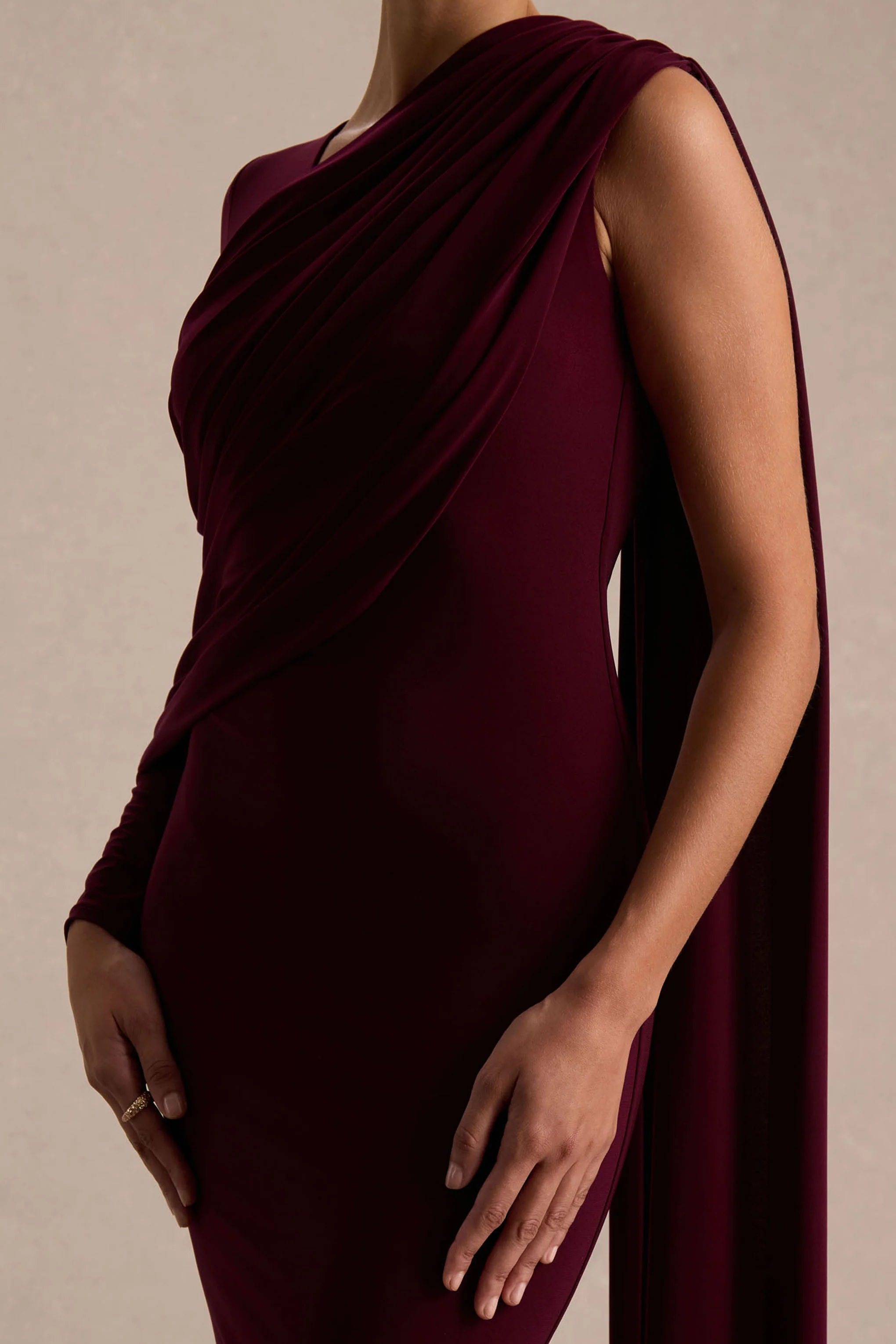 Rubelle | Bordeaux Asymmetrische Hals Maxi Jurk Met Drapering Detail - Image 4