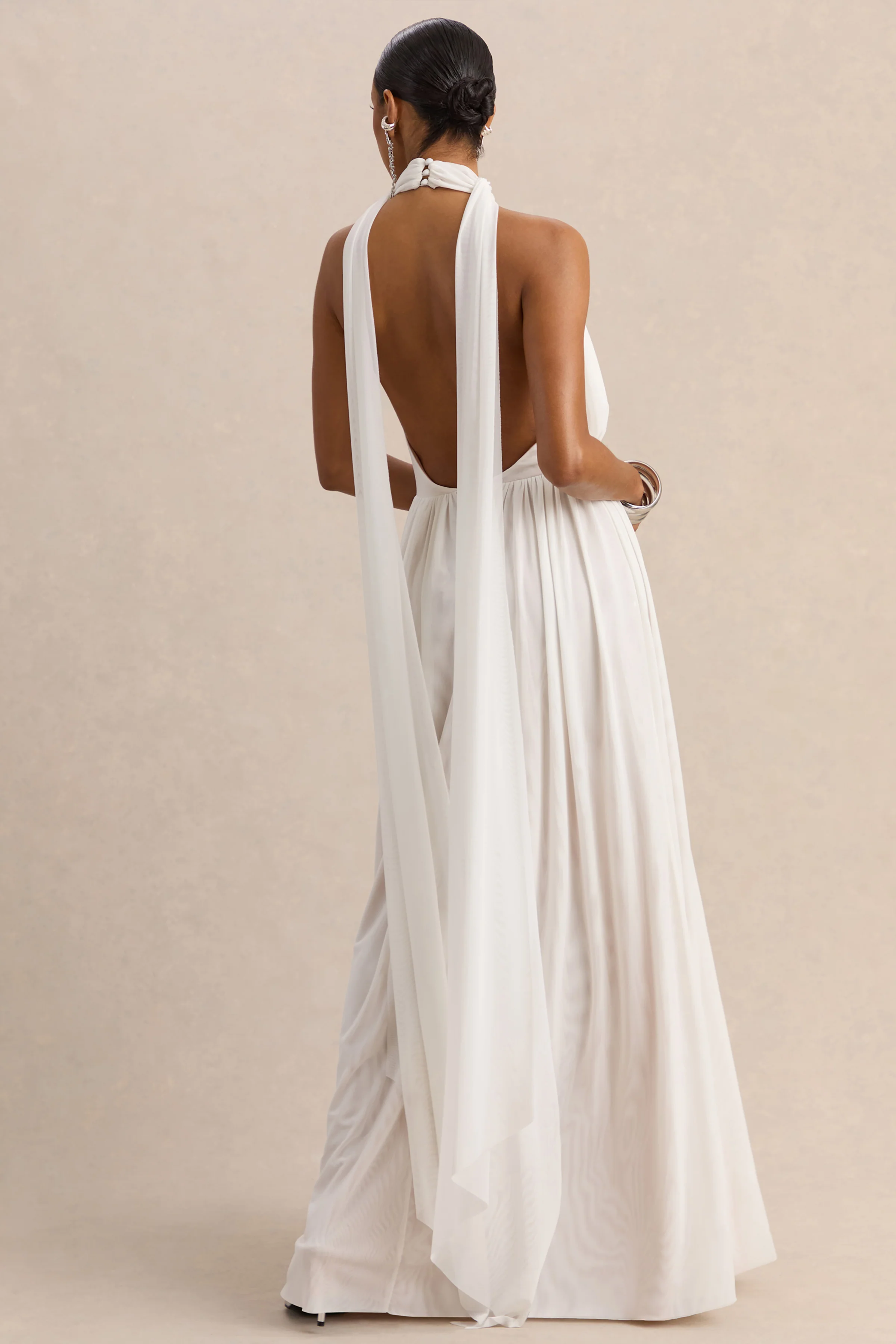 Rylina | Witte Mesh Halternek Maxi Jurk Met Sjaal En Open Rug - Image 2