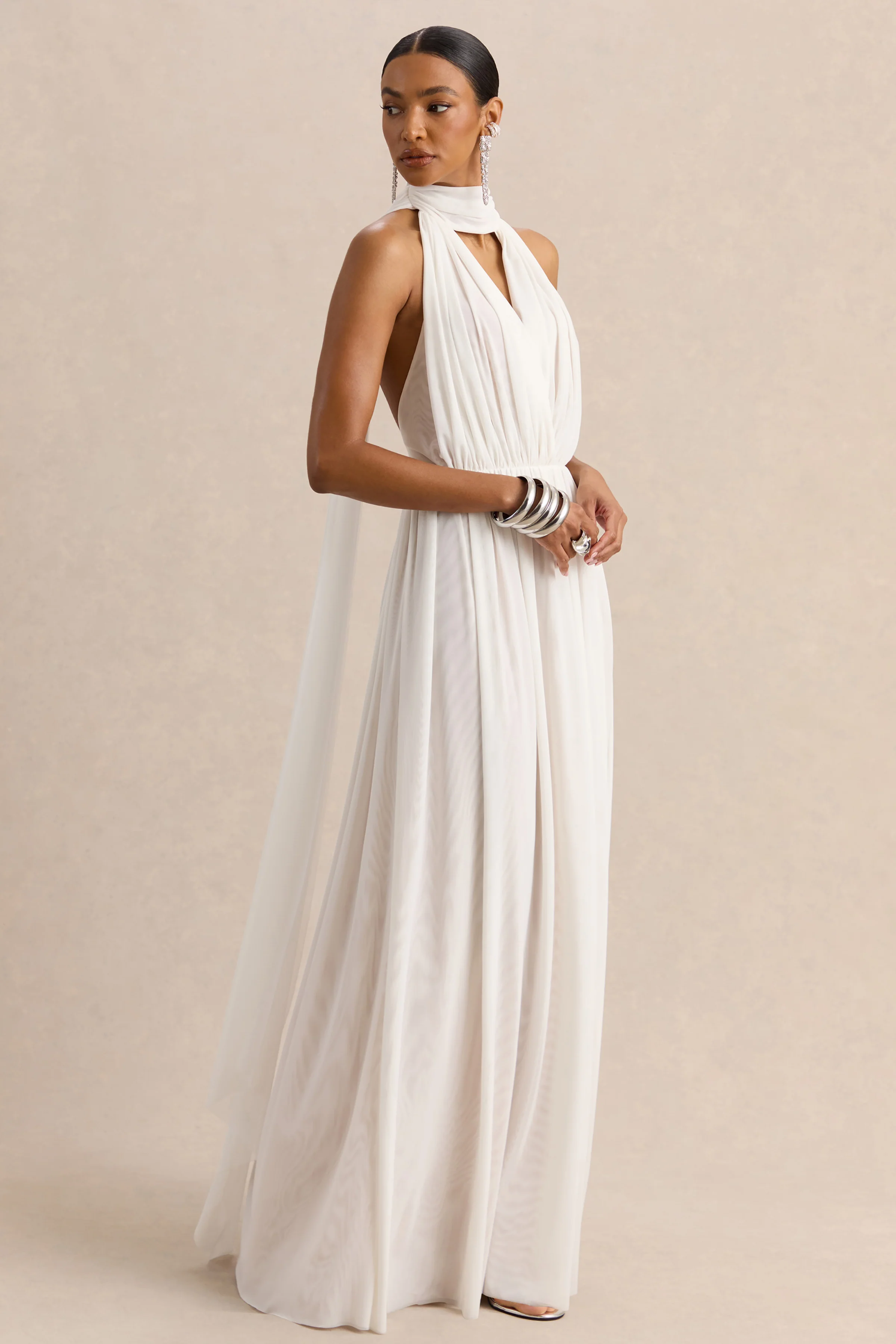 Rylina | Witte Mesh Halternek Maxi Jurk Met Sjaal En Open Rug - Image 4