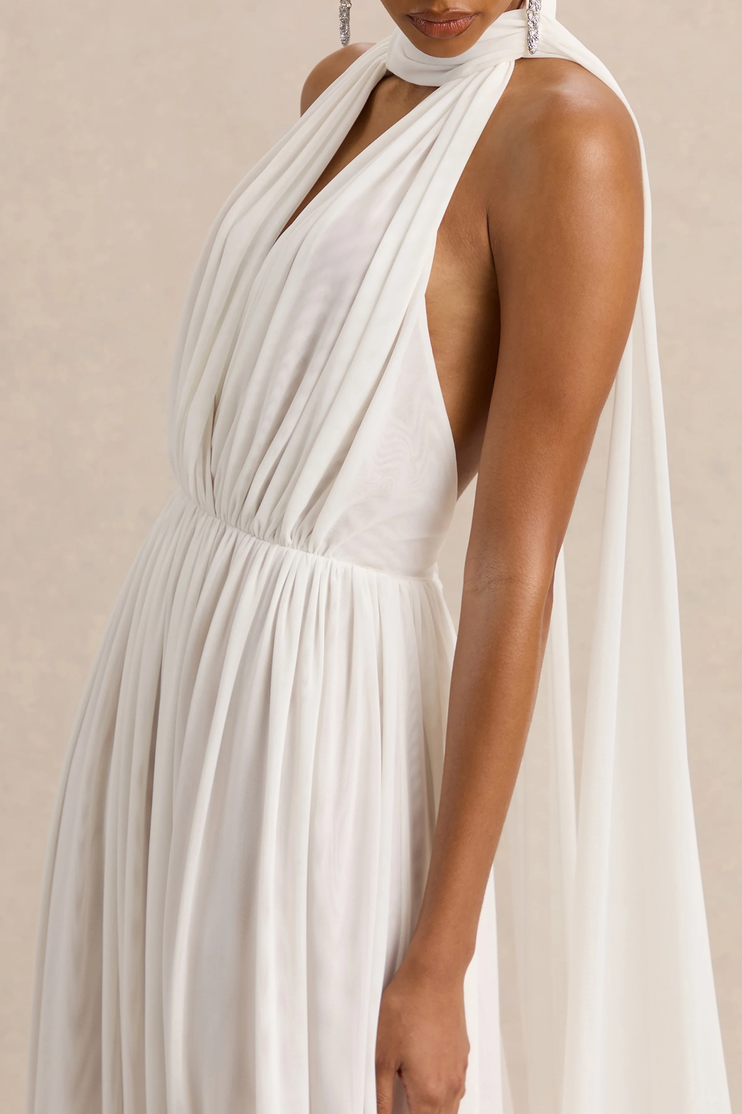 Rylina | Witte Mesh Halternek Maxi Jurk Met Sjaal En Open Rug - Image 7