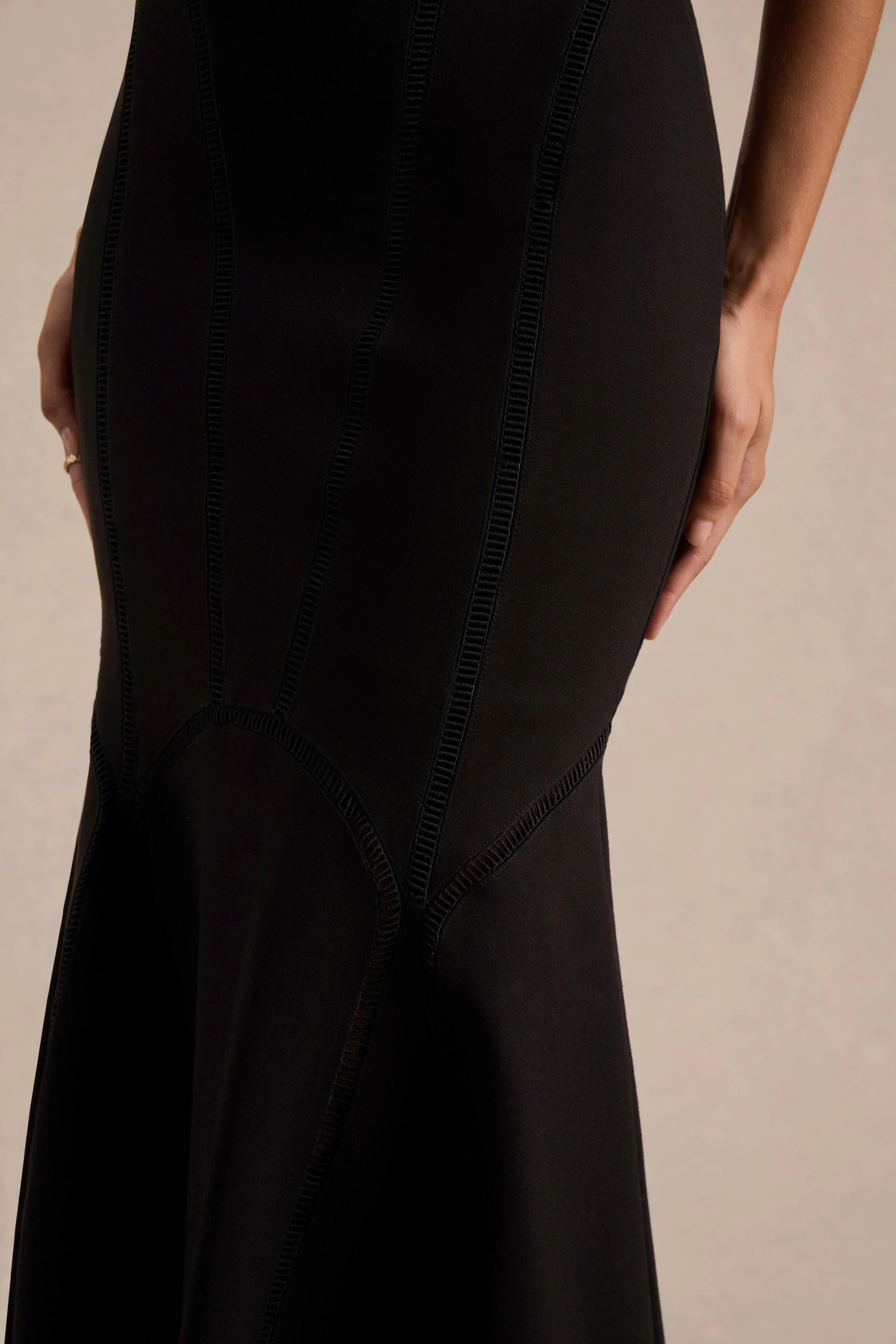 Sally | Zwarte Midi Jurk Met Ronde Hals En Verlaagde Taille - Image 7