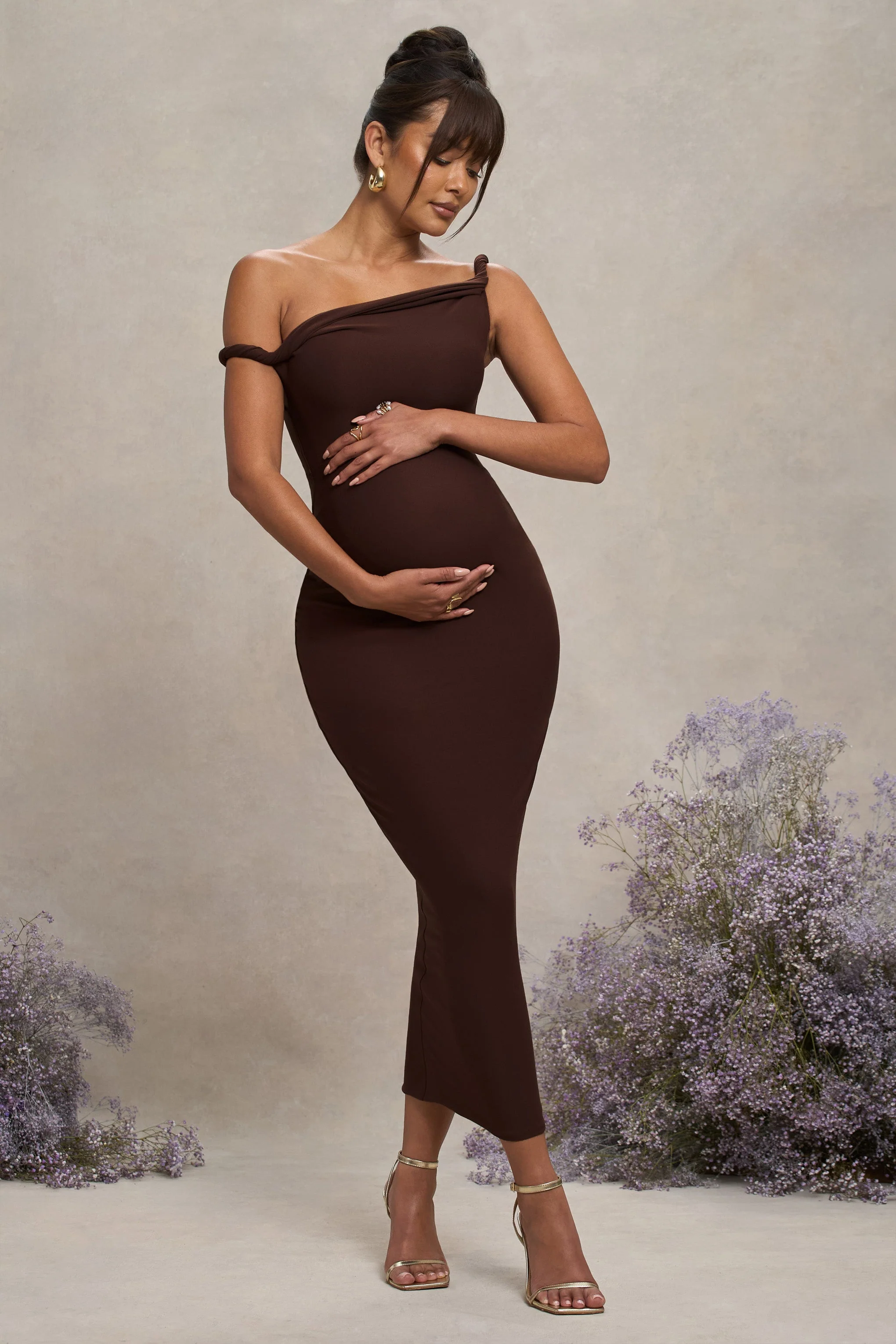 Salome | Chocoladebruine Gedraaide Asymmetrische Zwangerschaps Midi Jurk