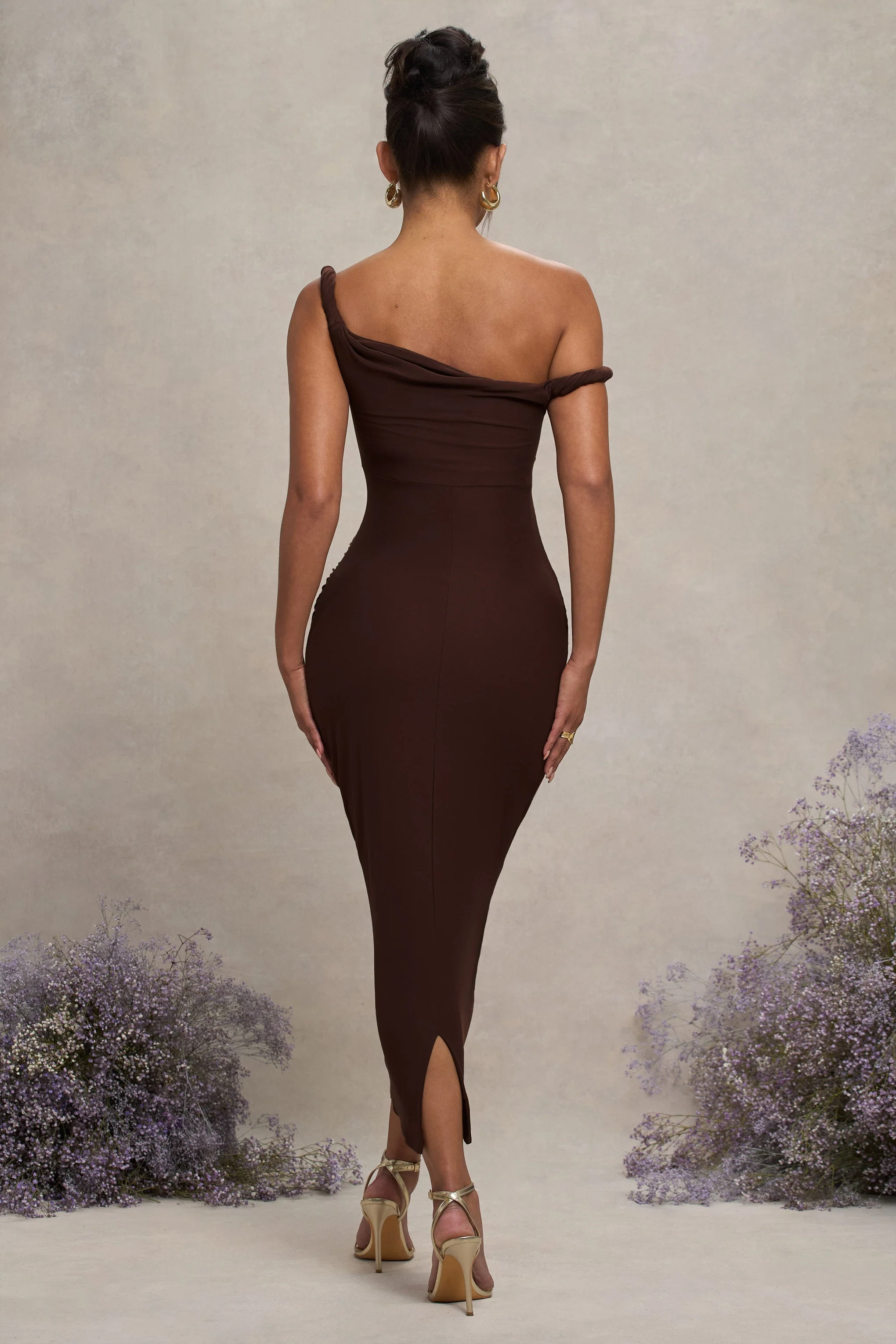 Salome | Chocoladebruine Gedraaide Asymmetrische Zwangerschaps Midi Jurk - Image 2