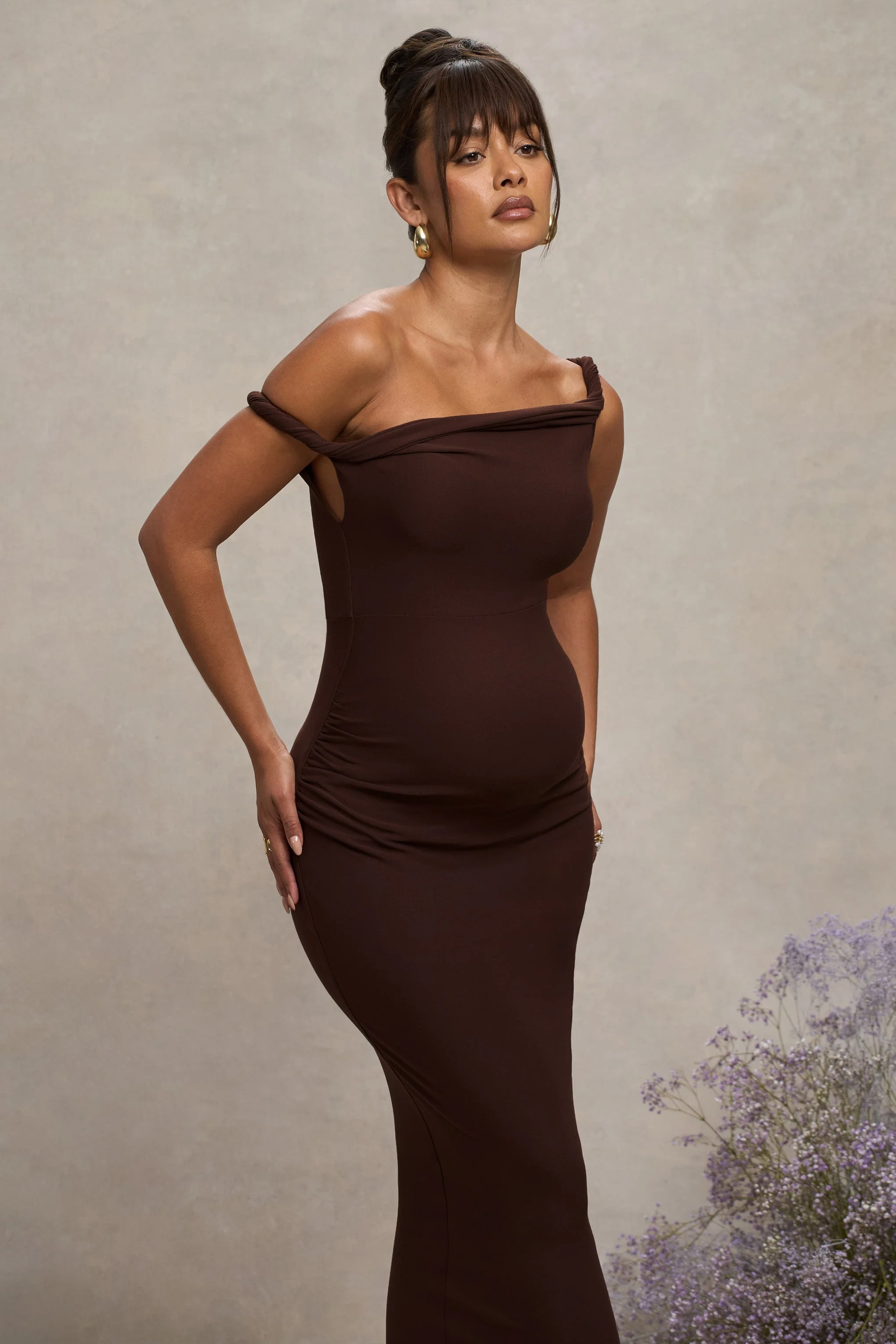 Salome | Chocoladebruine Gedraaide Asymmetrische Zwangerschaps Midi Jurk - Image 3