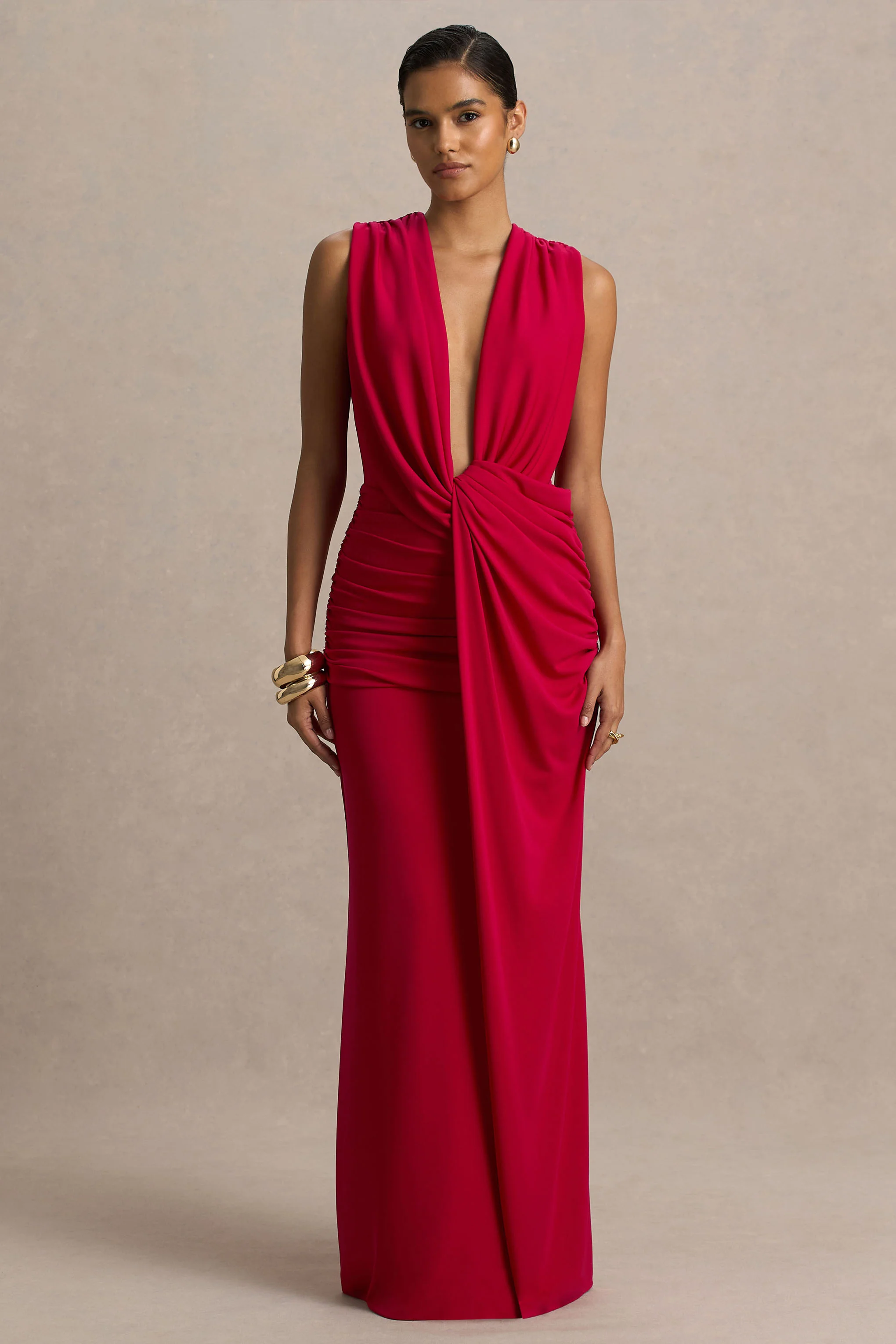 Serafina | Rode Extreem V-Hals Maxi Jurk Met Gerimpeld Details En Open Rug