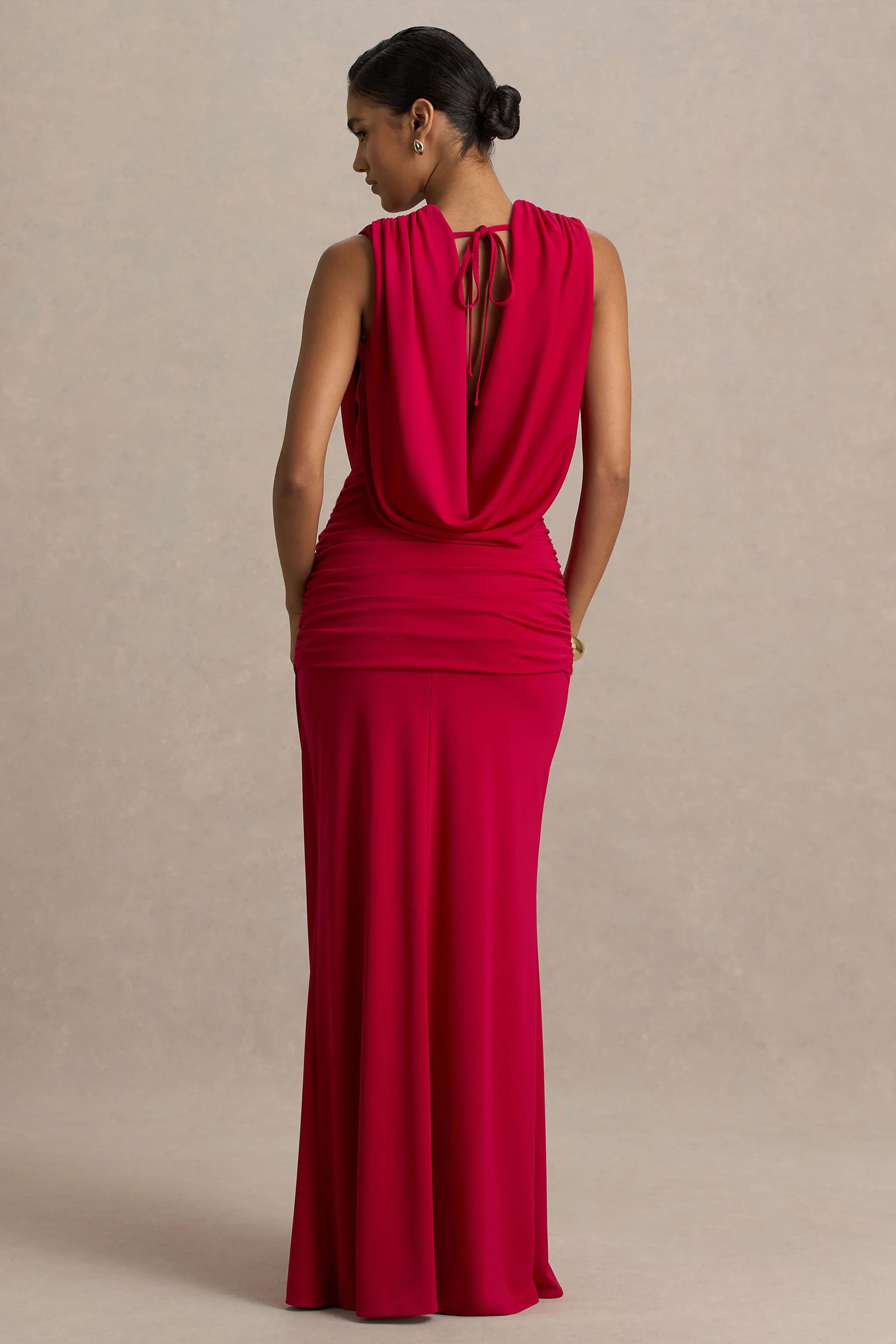 Serafina | Rode Extreem V-Hals Maxi Jurk Met Gerimpeld Details En Open Rug - Image 2